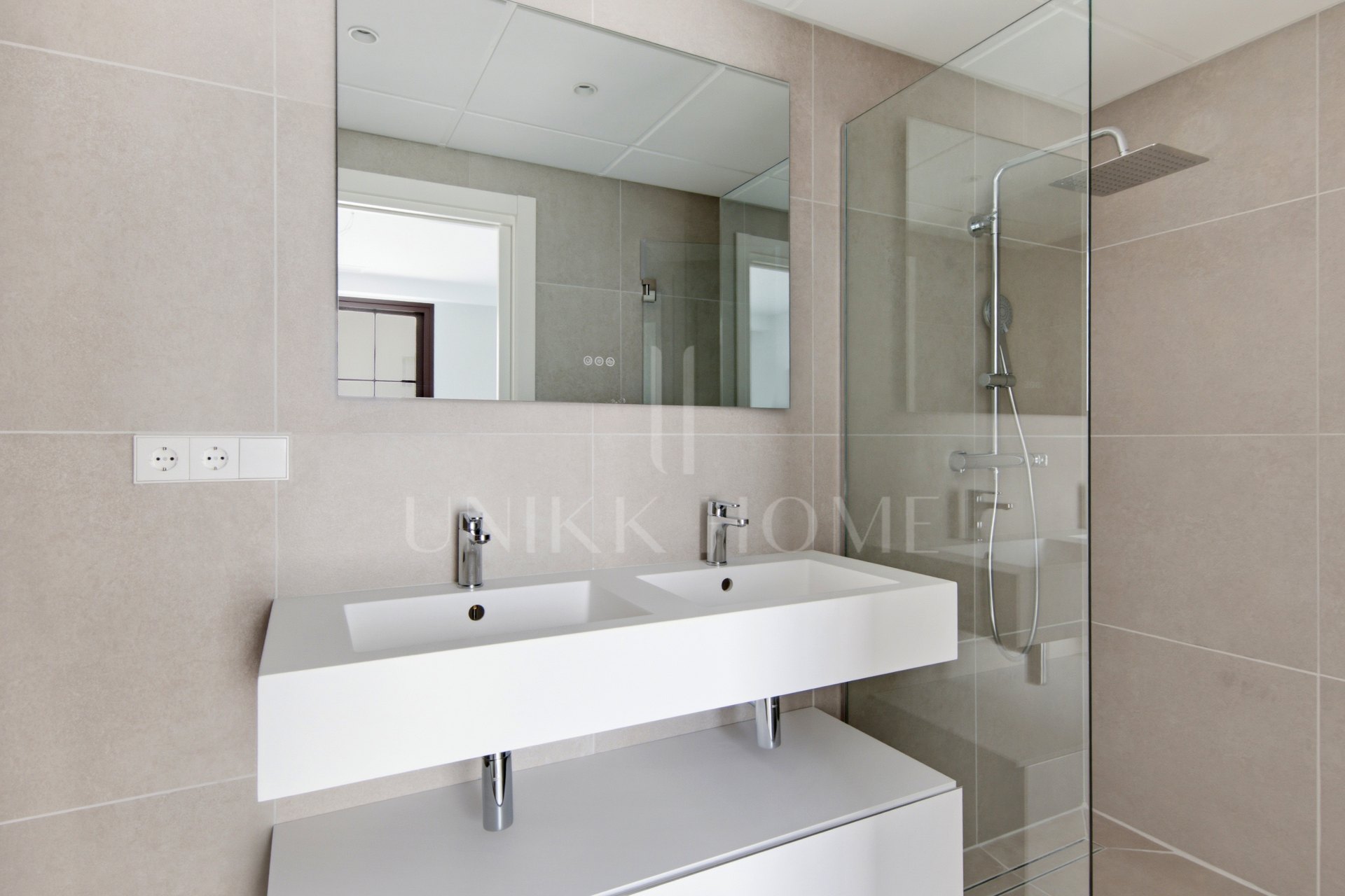 Brand-New 3-Bedroom Townhouse with 45 m² of Terraces in Estepona Old Town