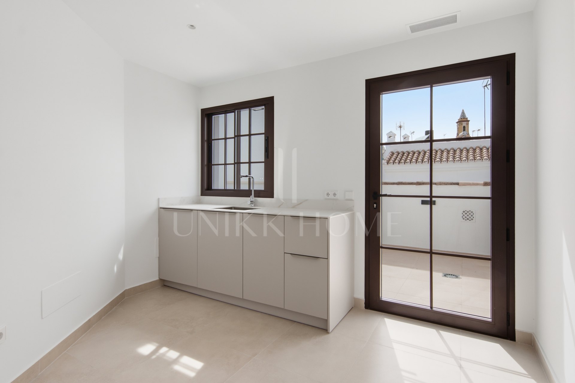 Brand-New 3-Bedroom Townhouse with 45 m² of Terraces in Estepona Old Town