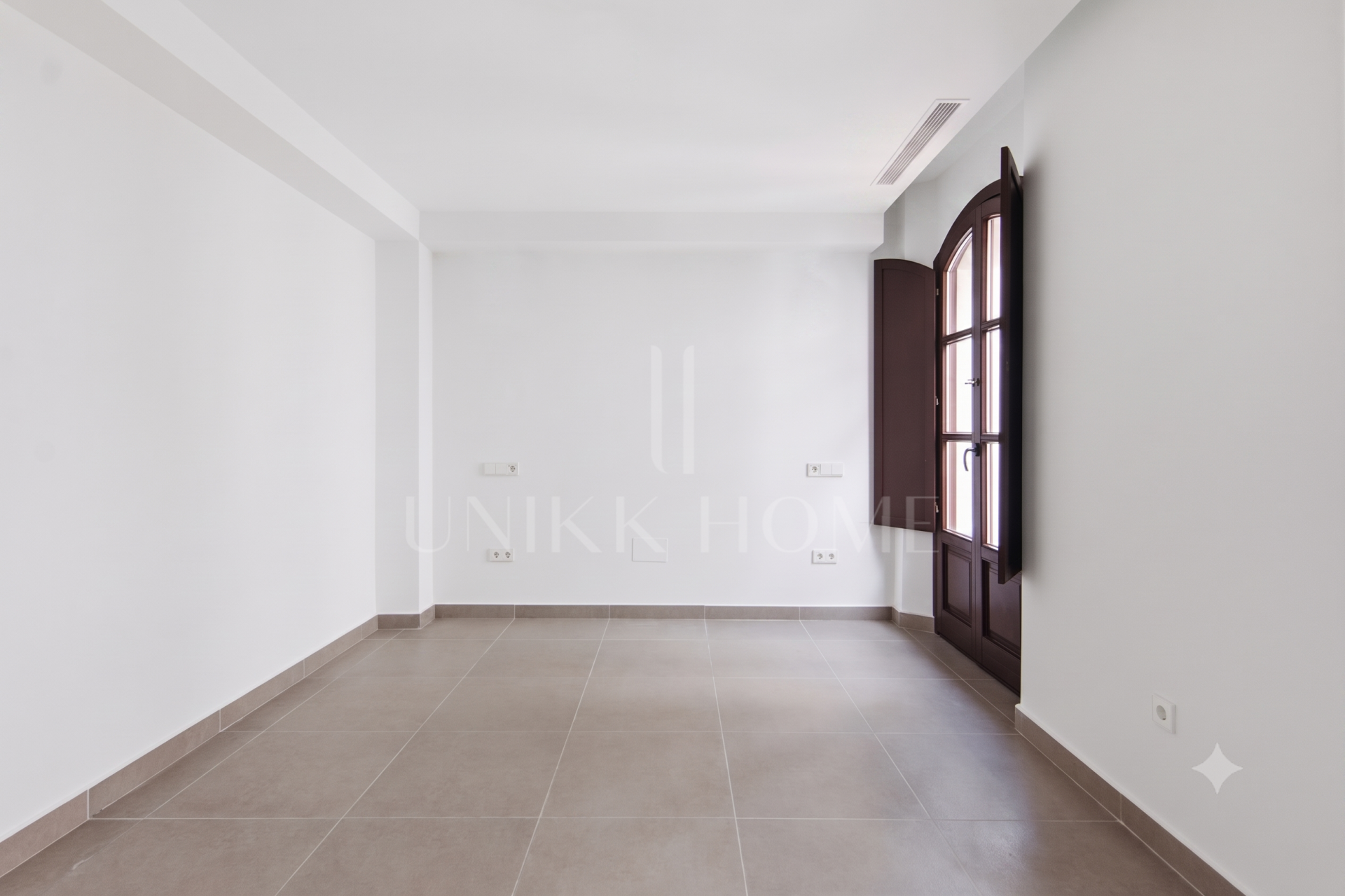 Brand-New 3-Bedroom Townhouse with 45 m² of Terraces in Estepona Old Town