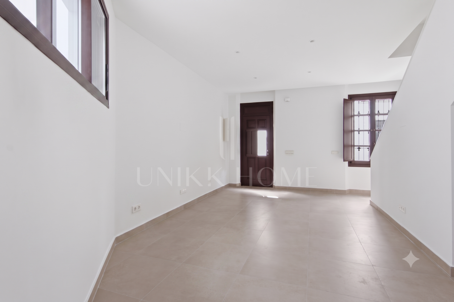 Brand-New 3-Bedroom Townhouse with 45 m² of Terraces in Estepona Old Town
