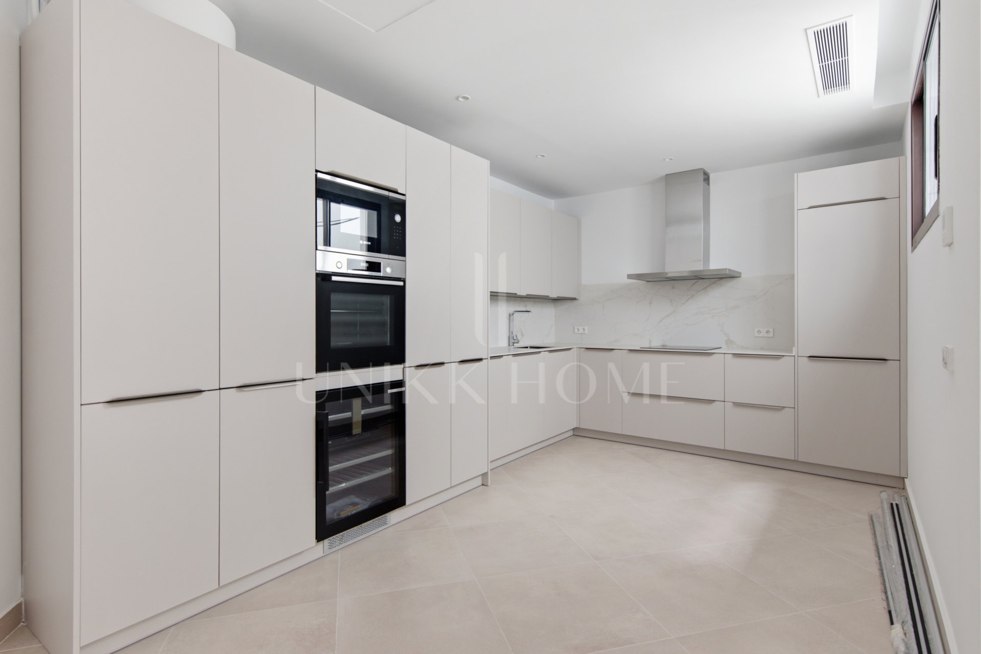 Brand-New 3-Bedroom Townhouse with 45 m² of Terraces in Estepona Old Town