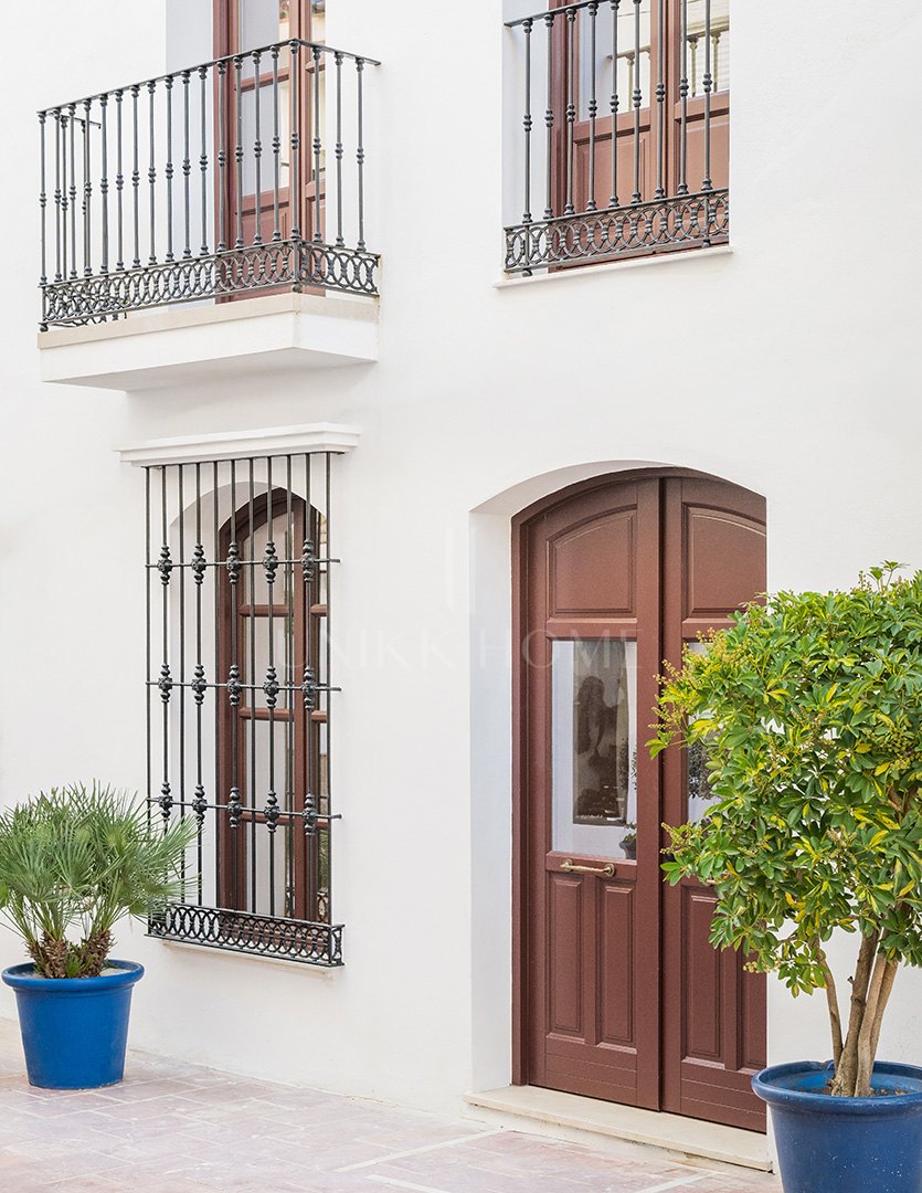 Turn Key 3-Bedroom Townhouse with Private Terrace plus Solarium in Estepona Old Town