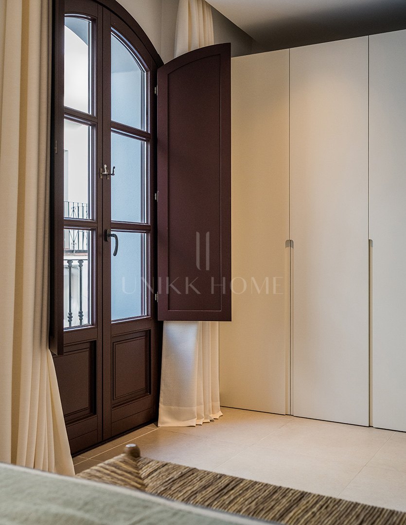 Turn Key 3-Bedroom Townhouse with Private Terrace plus Solarium in Estepona Old Town