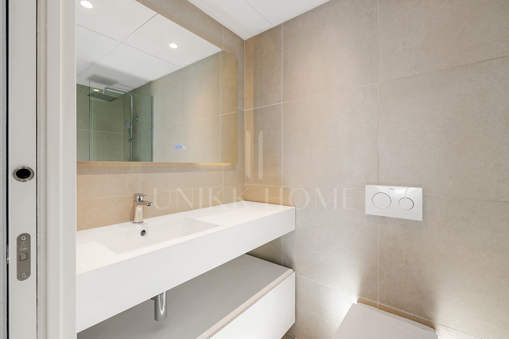 Turn Key 3-Bedroom Townhouse with Private Terrace plus Solarium in Estepona Old Town