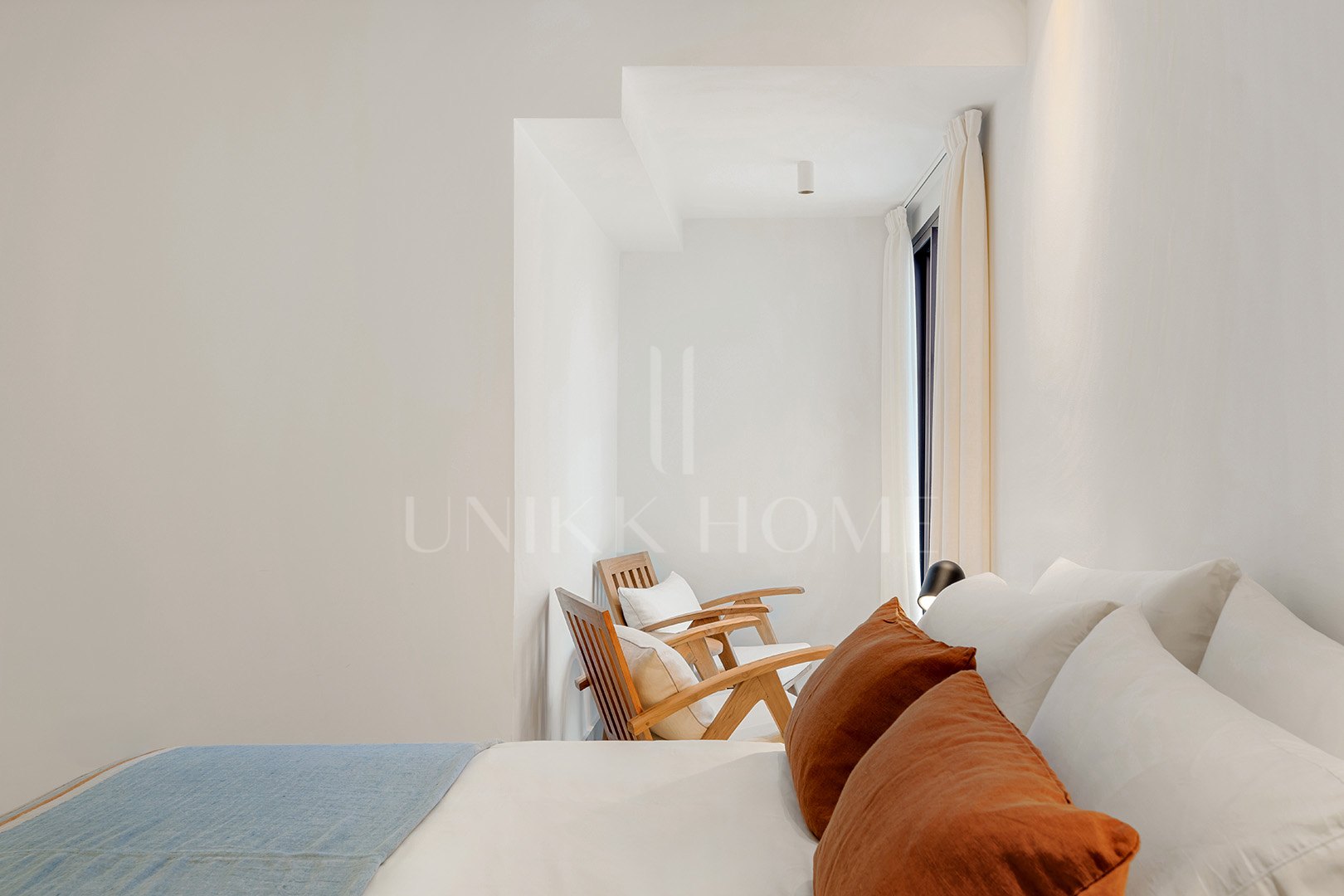 Turn Key 3-Bedroom Townhouse with Private Terrace plus Solarium in Estepona Old Town