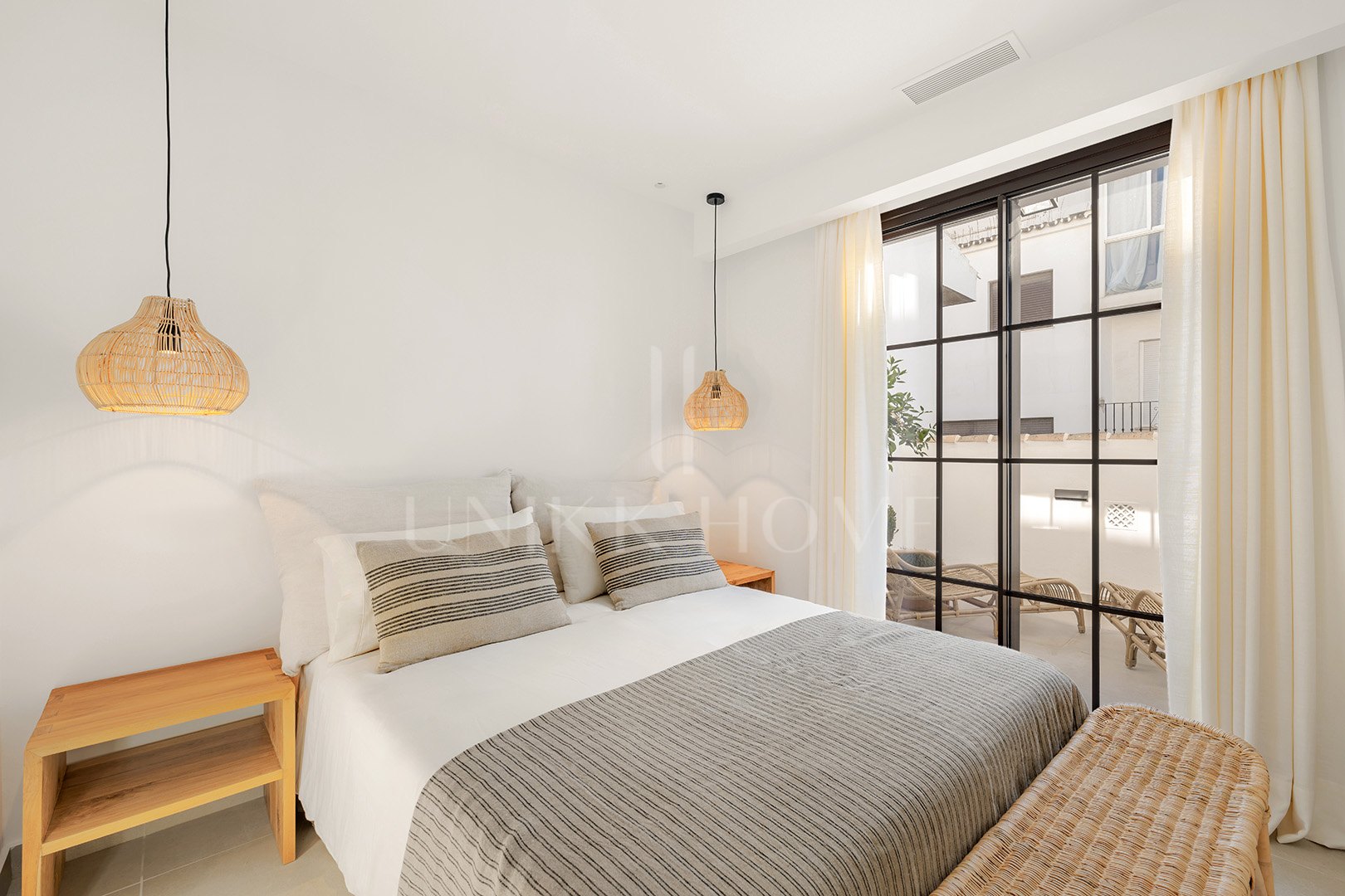 Turn Key 3-Bedroom Townhouse with Private Terrace plus Solarium in Estepona Old Town