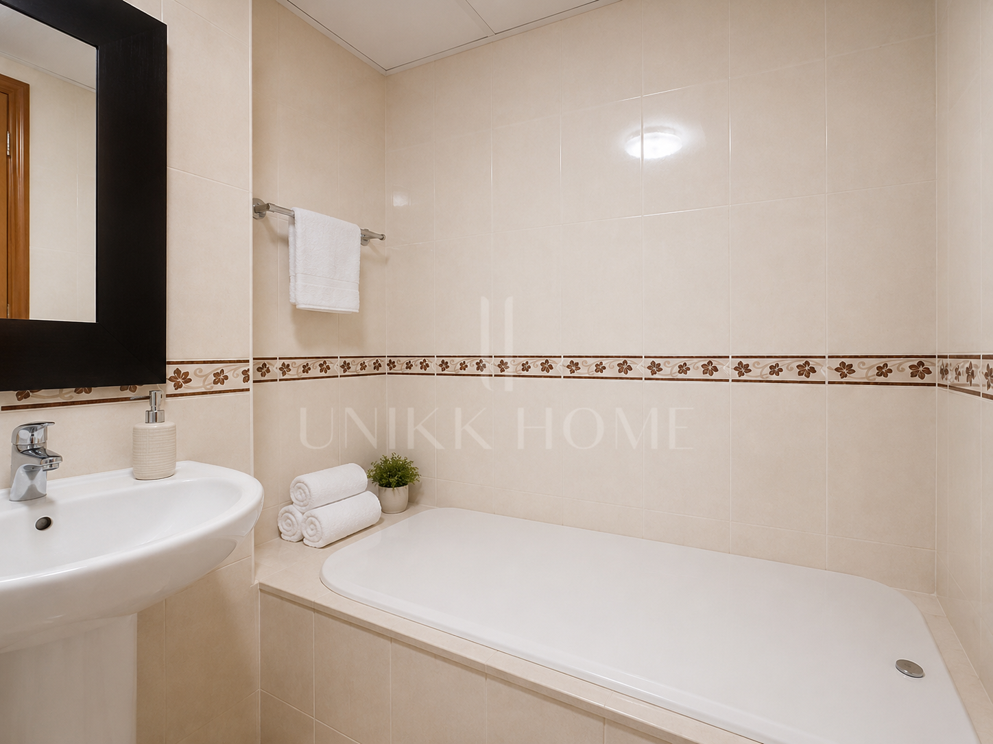 Spectacular Townhouse Close to the Beach with Private Lift and Sea Views