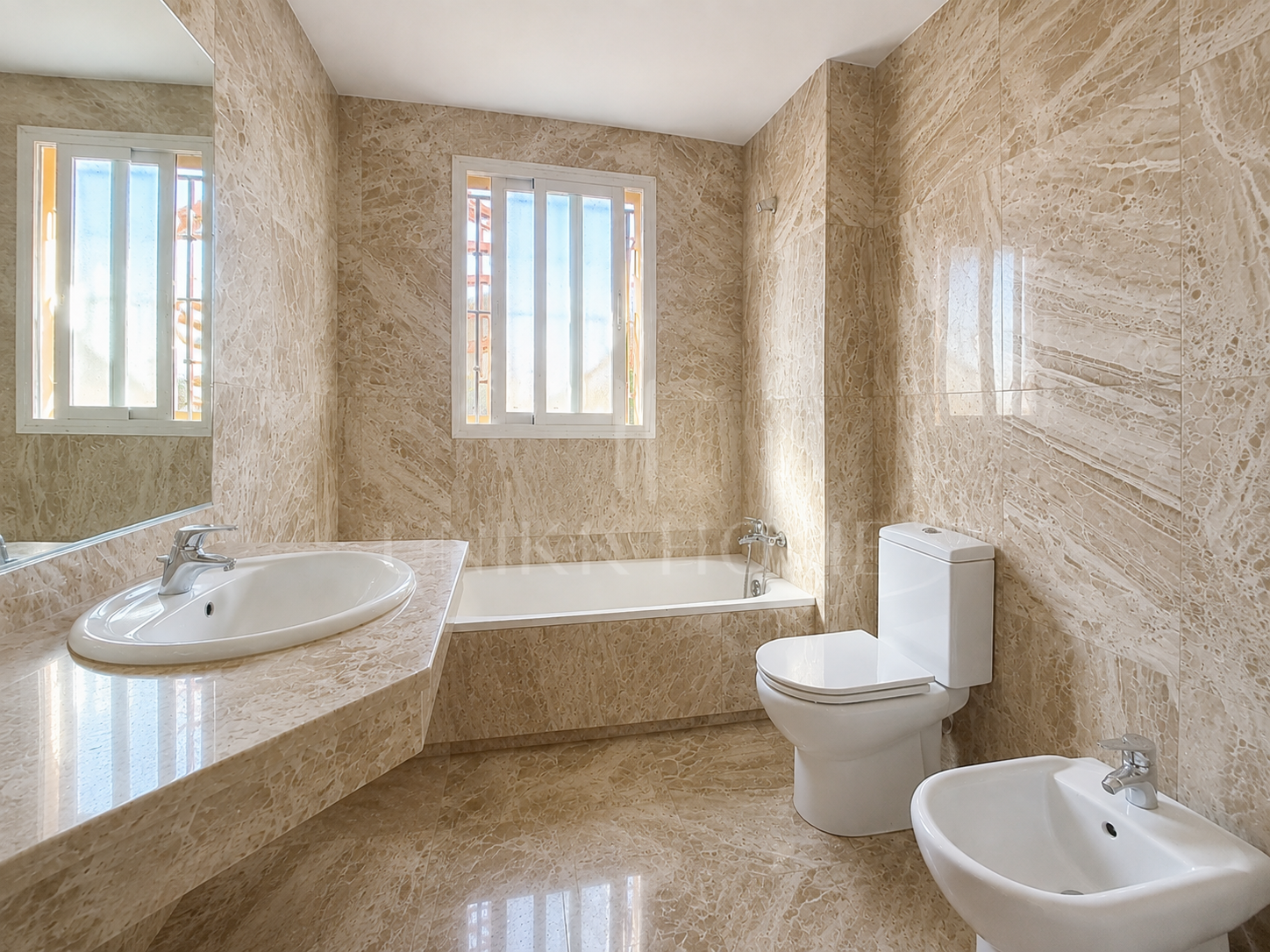Spectacular Townhouse Close to the Beach with Private Lift and Sea Views