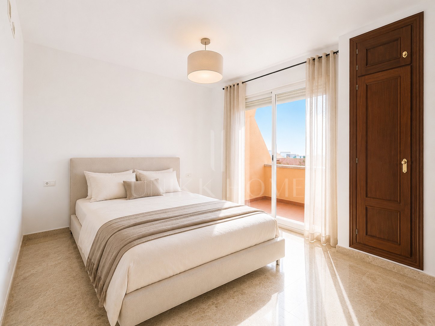 Spectacular Townhouse Close to the Beach with Private Lift and Sea Views