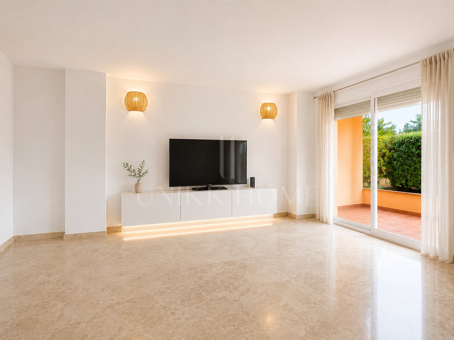 Spectacular Townhouse Close to the Beach with Private Lift and Sea Views