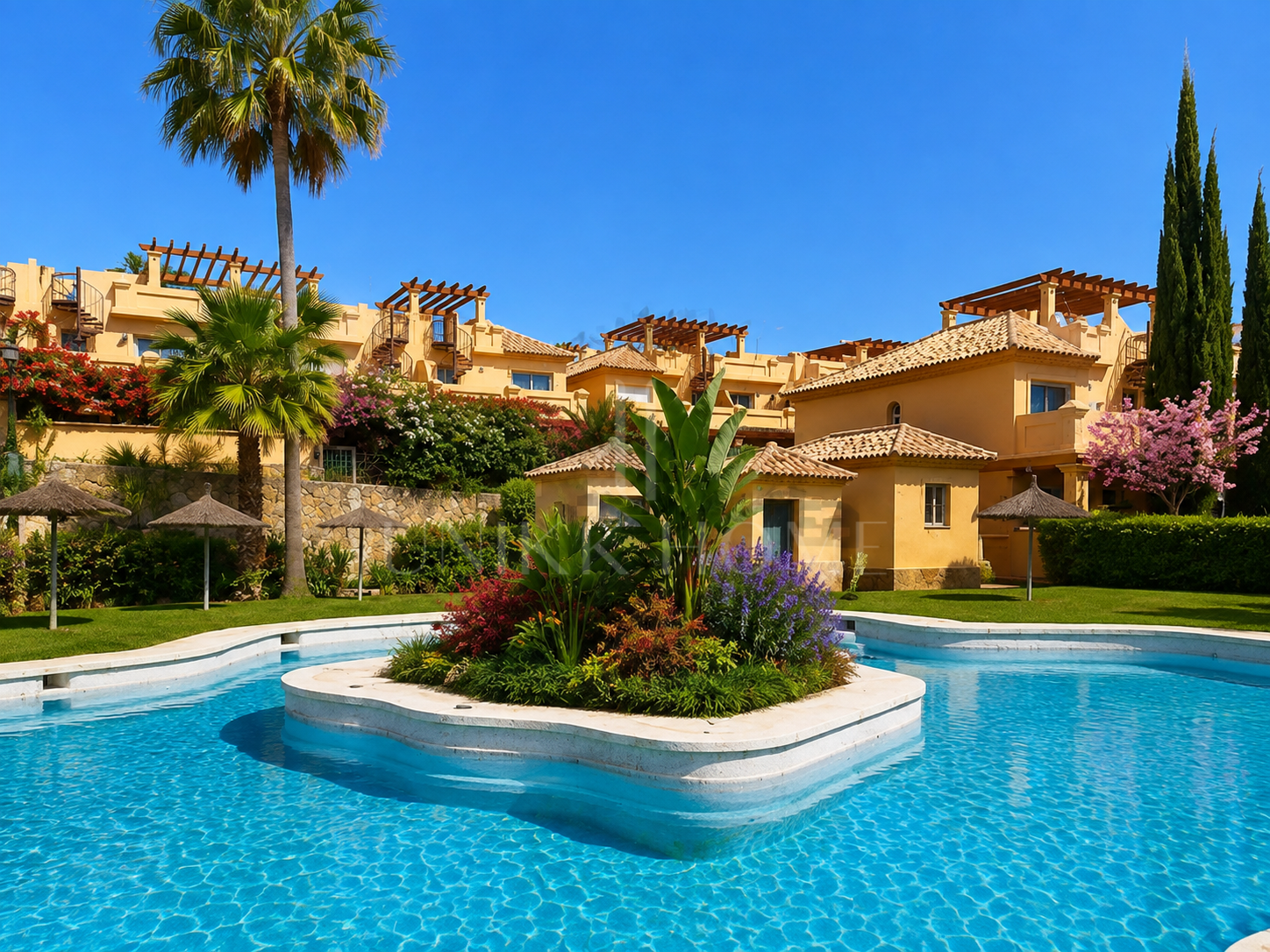 Spectacular Townhouse Close to the Beach with Private Lift and Sea Views
