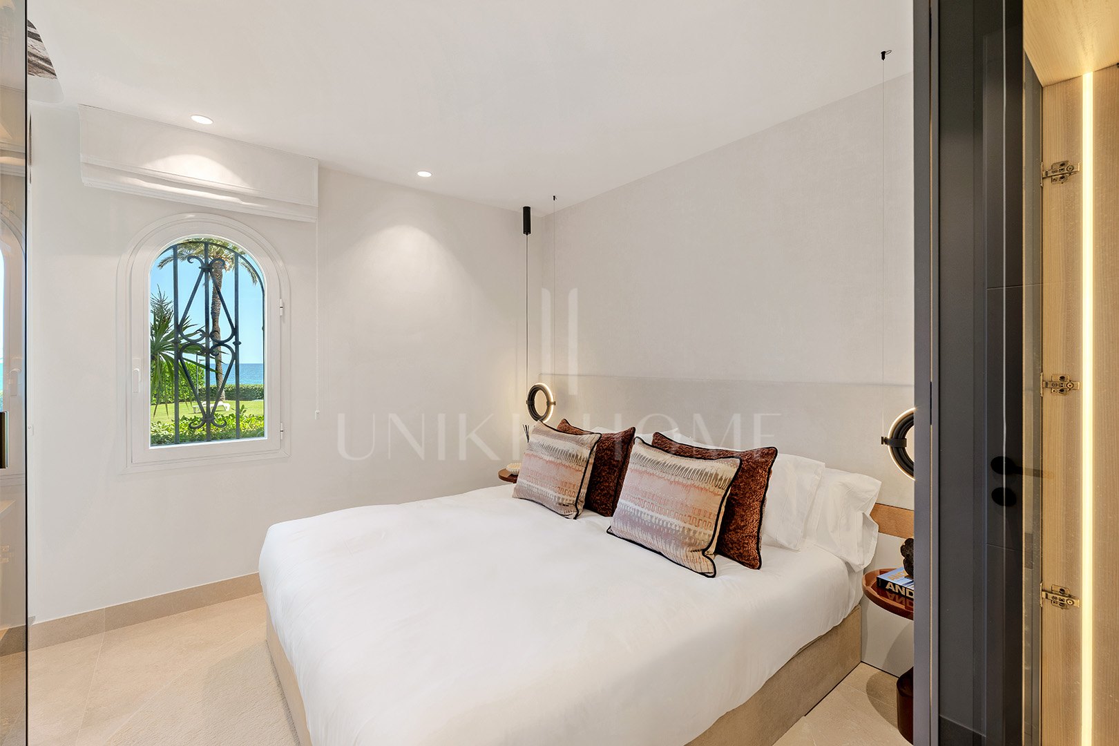 Absolute frontline beach ground floor residence with direct Mediterranean views - Alcazaba Beach