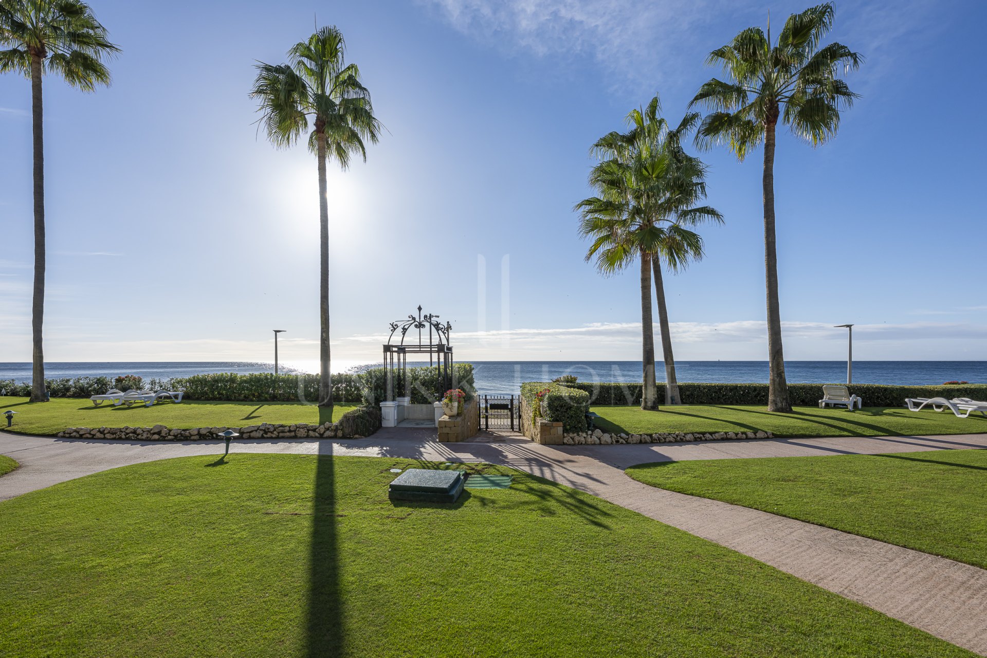 Absolute frontline beach ground floor residence with direct Mediterranean views - Alcazaba Beach