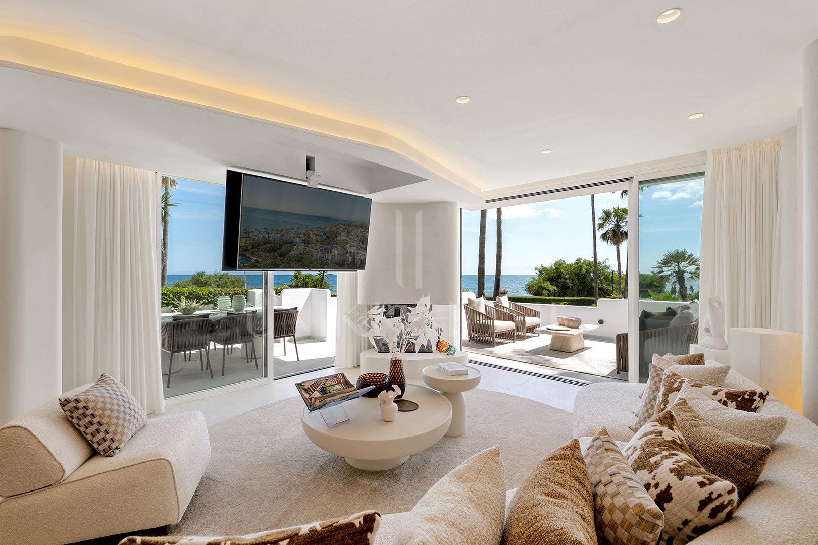 Absolute frontline beach ground floor residence with direct Mediterranean views - Alcazaba Beach