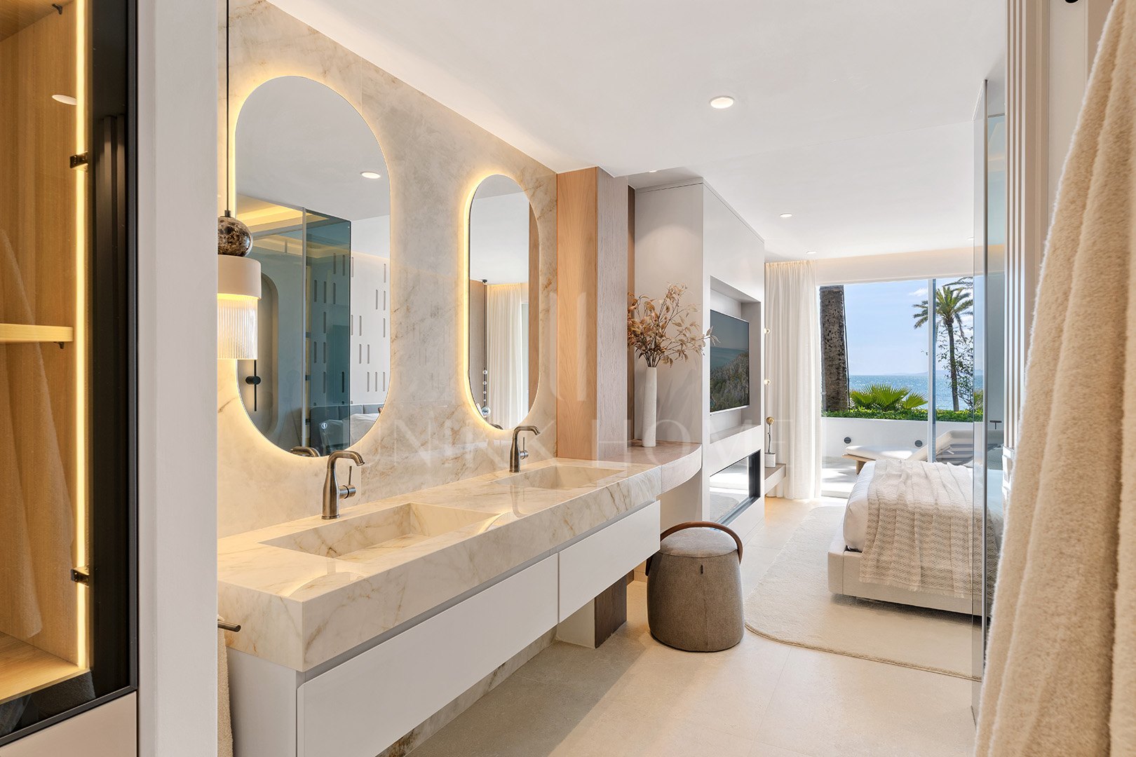 Absolute frontline beach ground floor residence with direct Mediterranean views - Alcazaba Beach