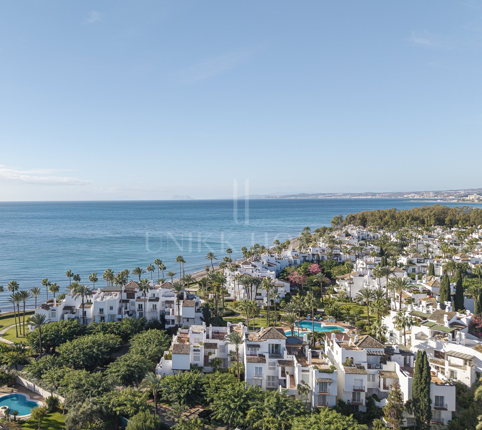 Absolute frontline beach ground floor residence with direct Mediterranean views - Alcazaba Beach