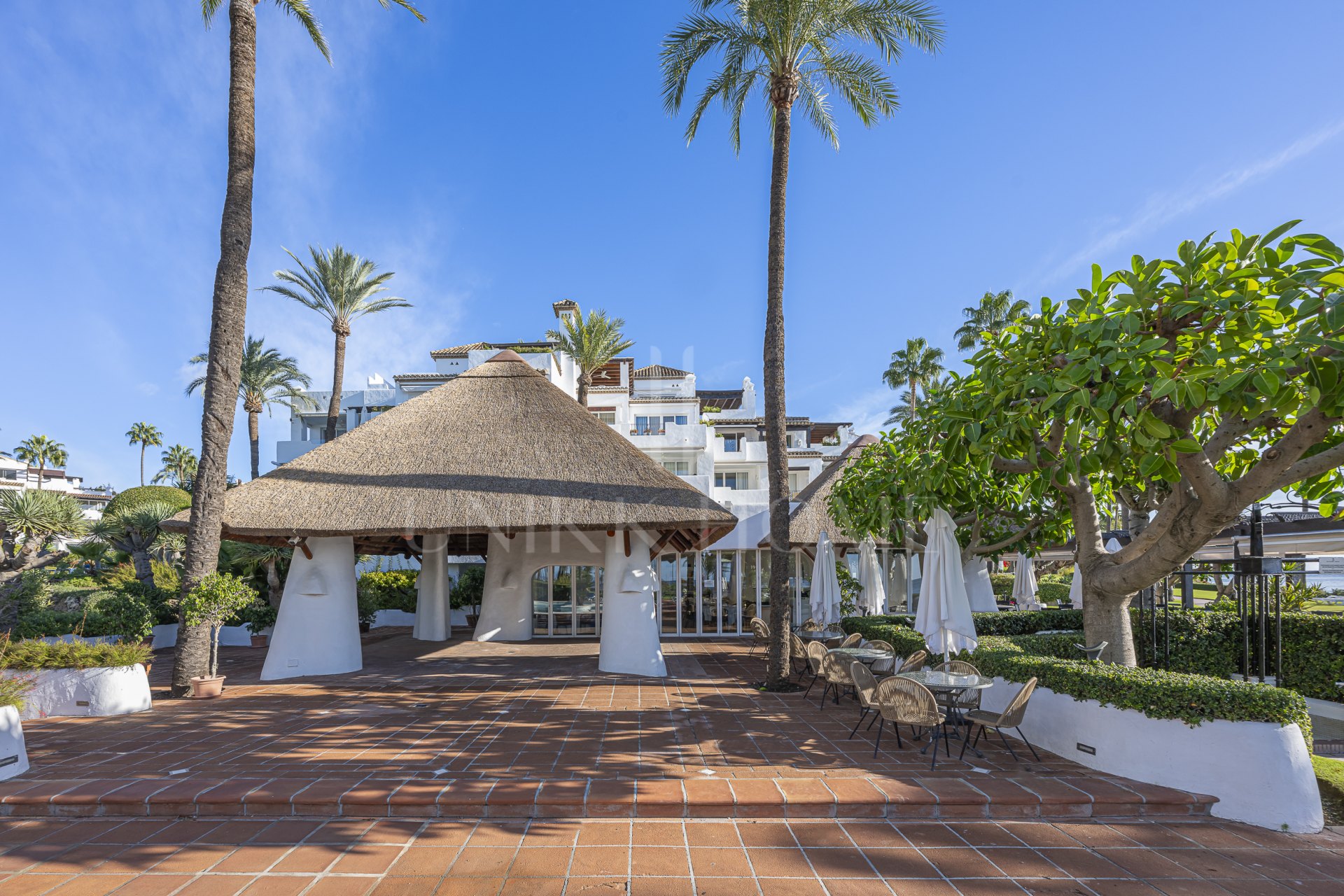 Absolute frontline beach ground floor residence with direct Mediterranean views - Alcazaba Beach