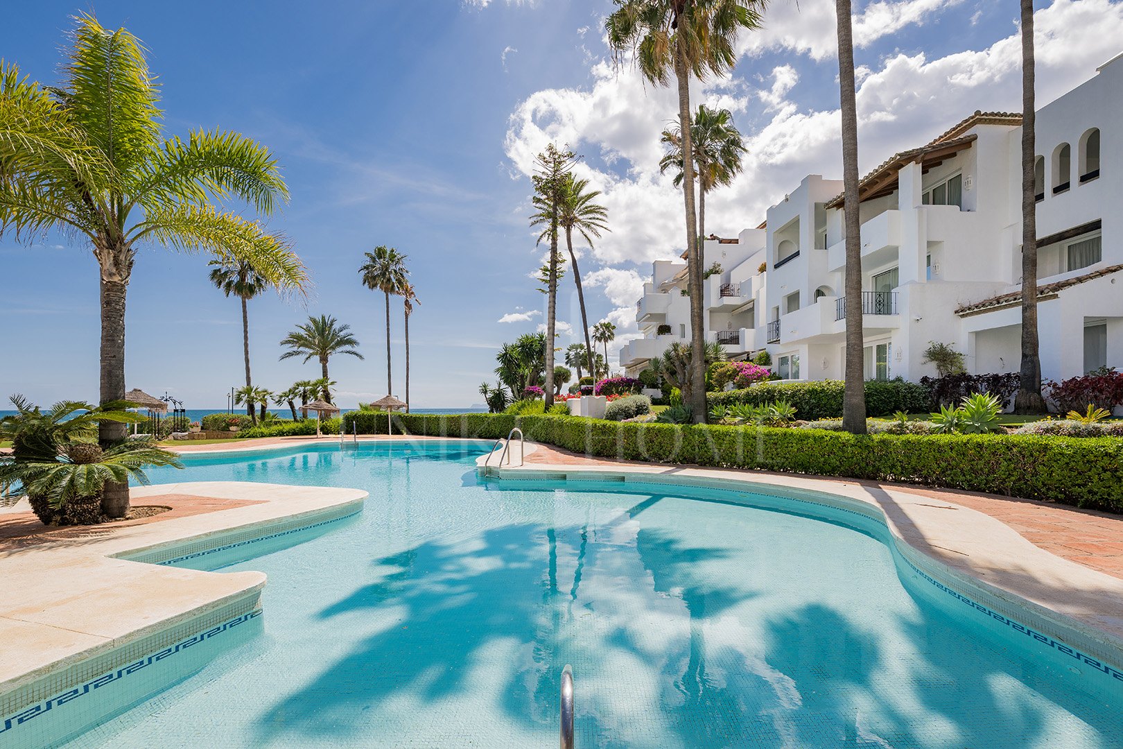 Absolute frontline beach ground floor residence with direct Mediterranean views - Alcazaba Beach