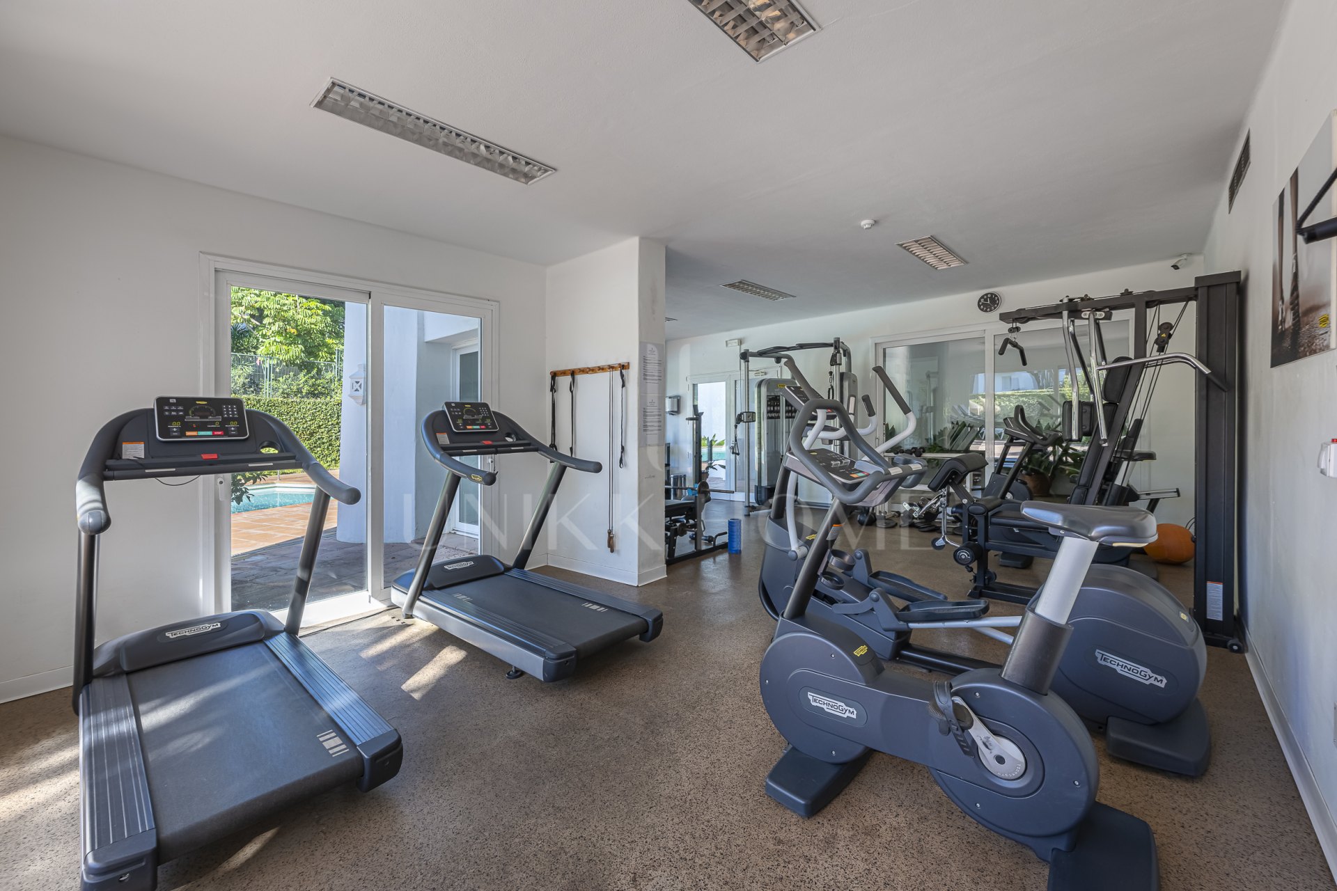 Absolute frontline beach ground floor residence with direct Mediterranean views - Alcazaba Beach