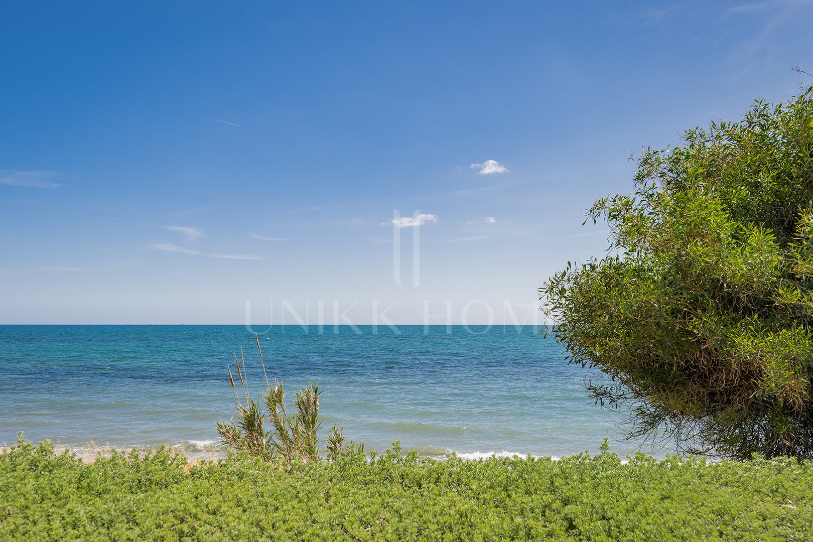 Absolute frontline beach ground floor residence with direct Mediterranean views - Alcazaba Beach