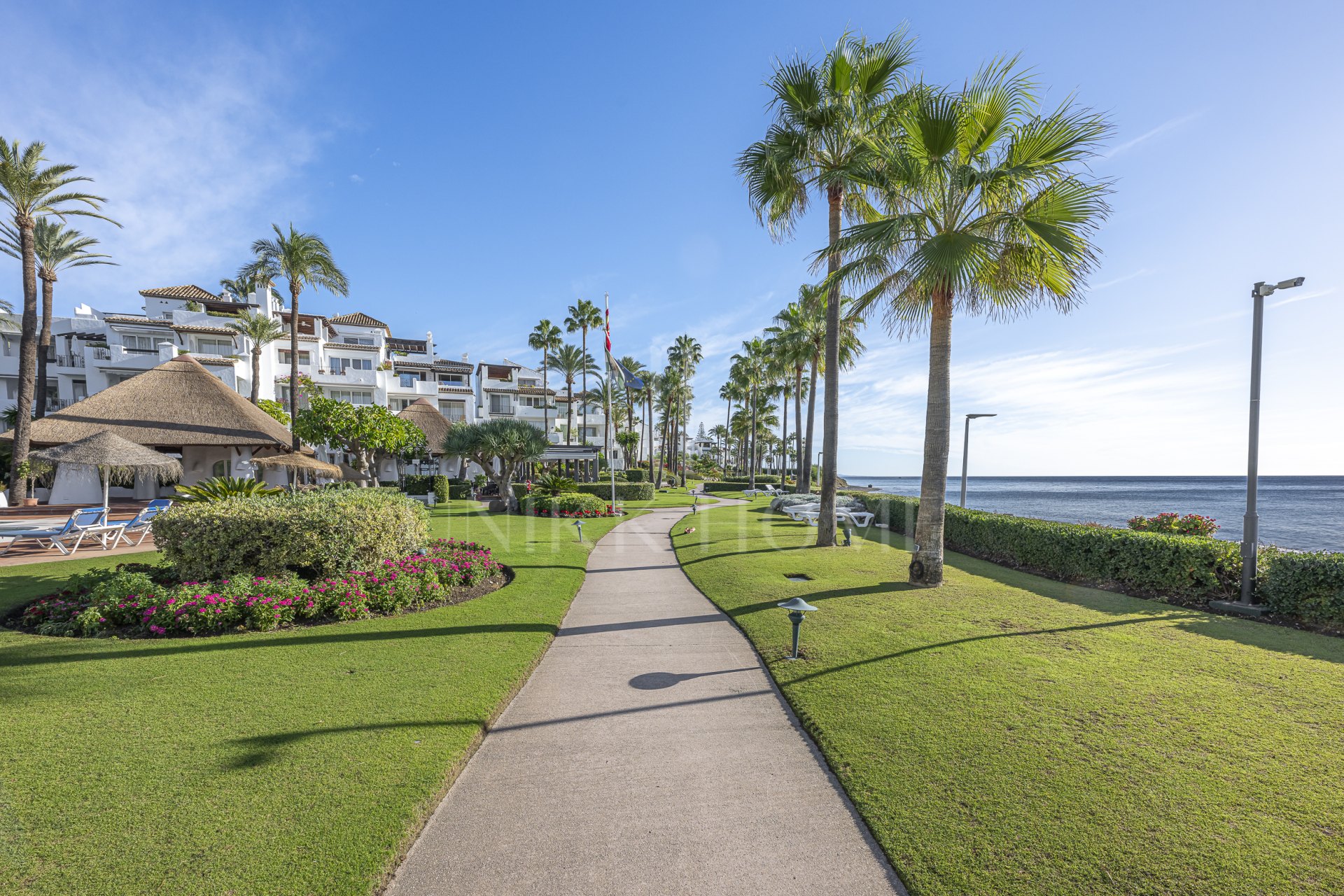 Absolute frontline beach ground floor residence with direct Mediterranean views - Alcazaba Beach