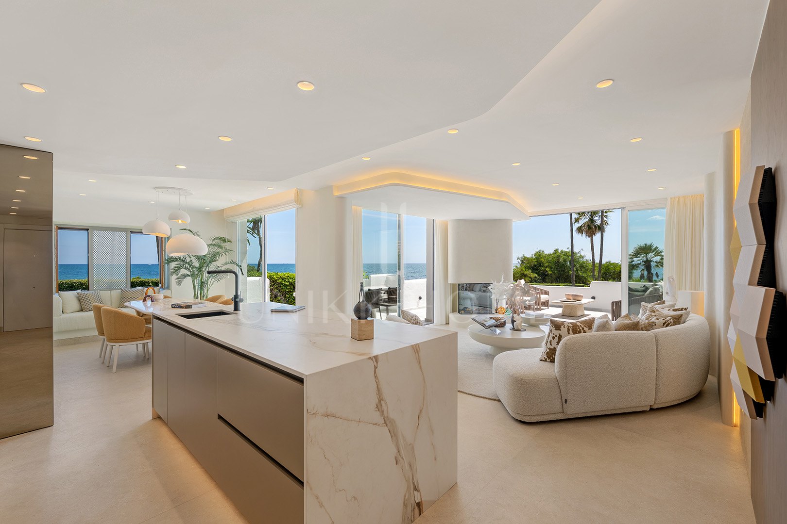 Absolute frontline beach ground floor residence with direct Mediterranean views - Alcazaba Beach