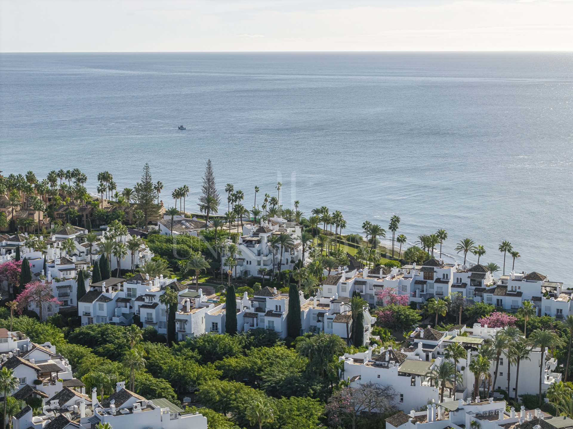 Absolute frontline beach ground floor residence with direct Mediterranean views - Alcazaba Beach