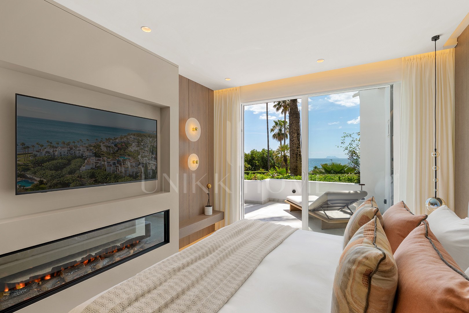 Absolute frontline beach ground floor residence with direct Mediterranean views - Alcazaba Beach