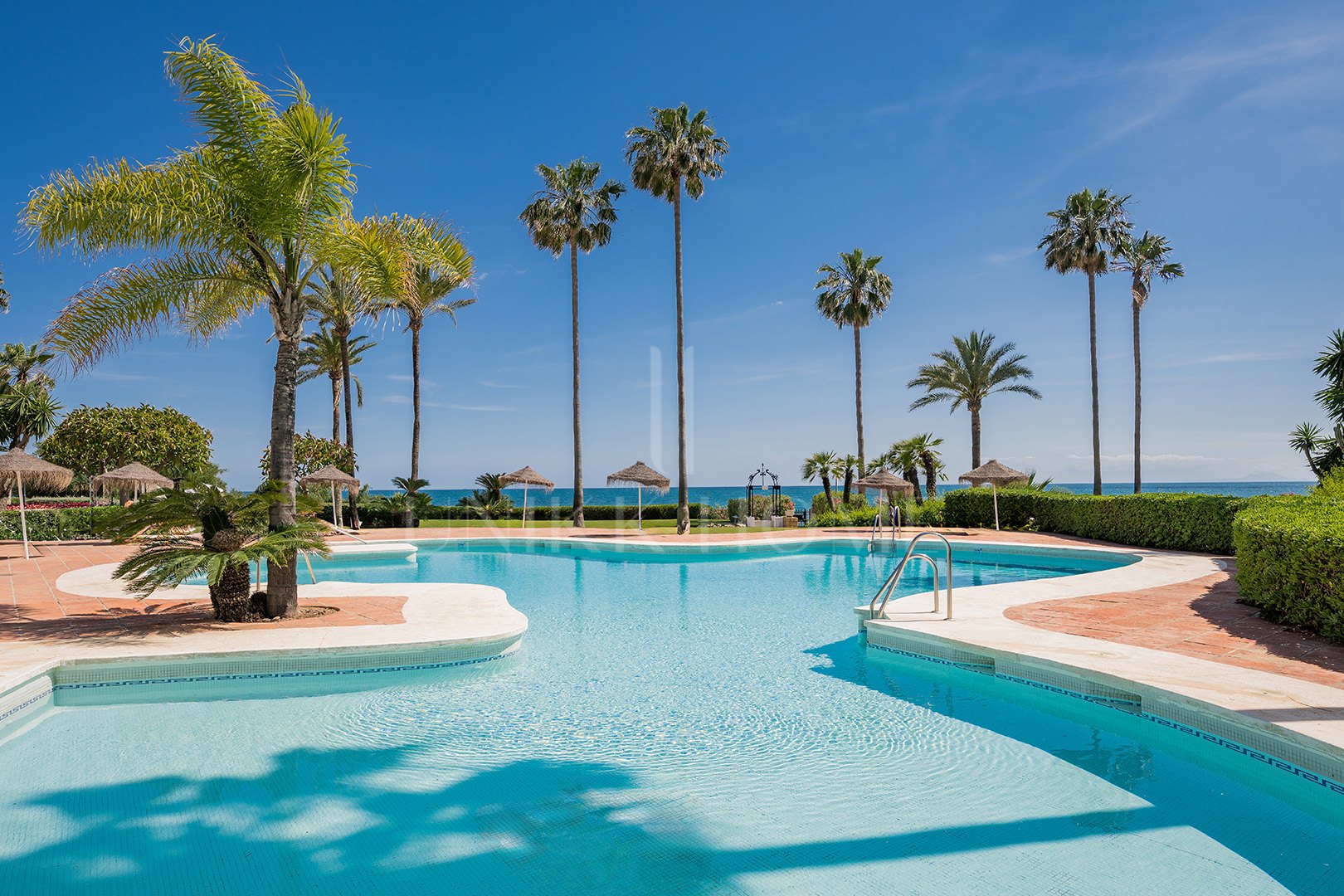 Absolute frontline beach ground floor residence with direct Mediterranean views - Alcazaba Beach