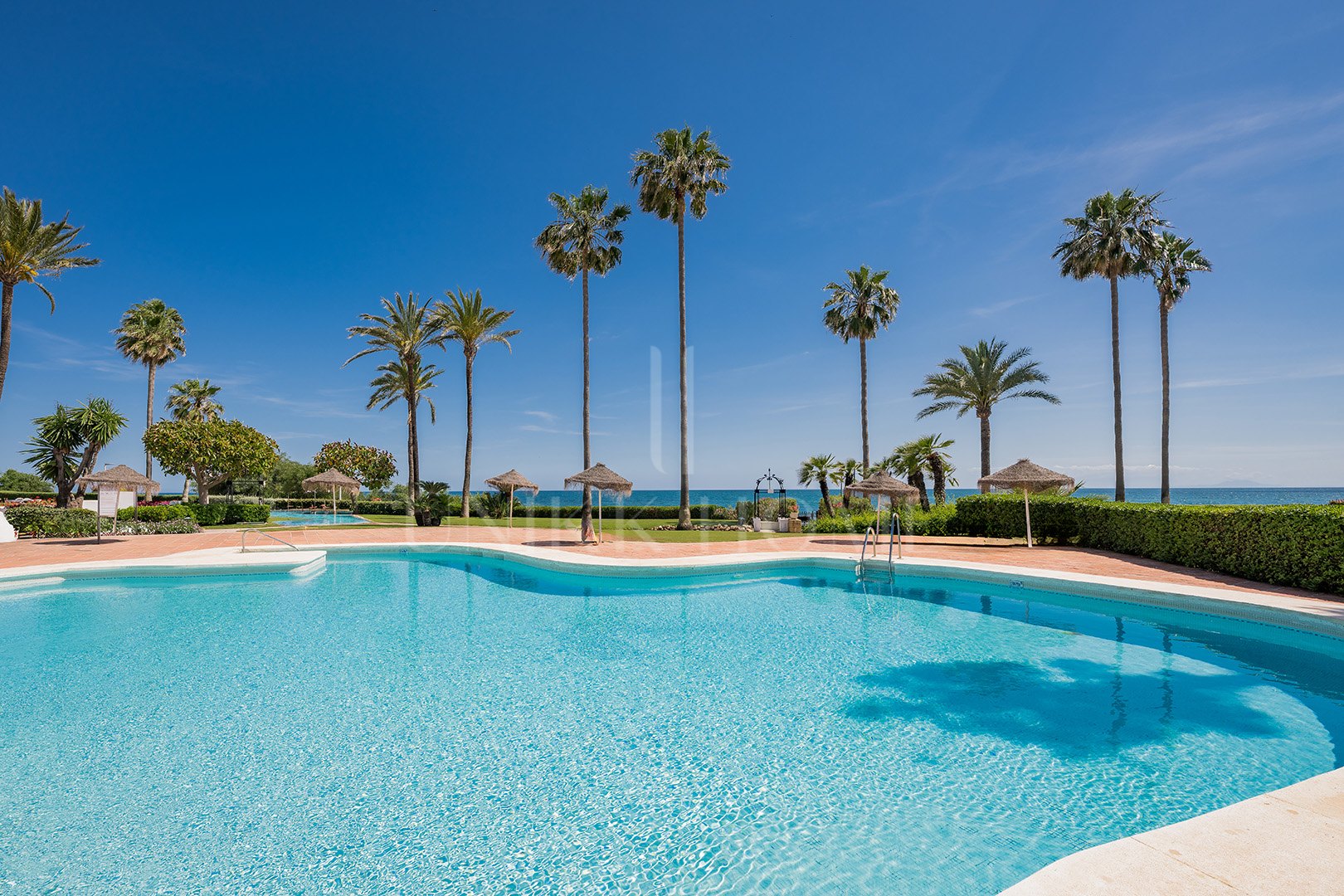 Absolute frontline beach ground floor residence with direct Mediterranean views - Alcazaba Beach