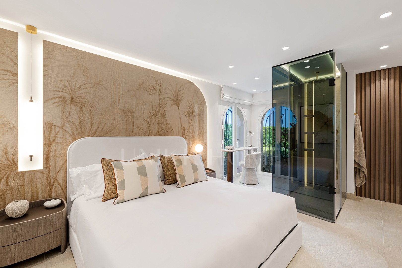 Absolute frontline beach ground floor residence with direct Mediterranean views - Alcazaba Beach