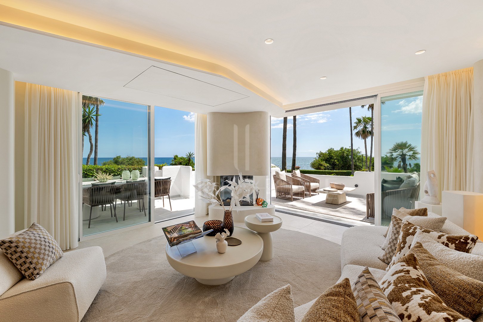Absolute frontline beach ground floor residence with direct Mediterranean views - Alcazaba Beach