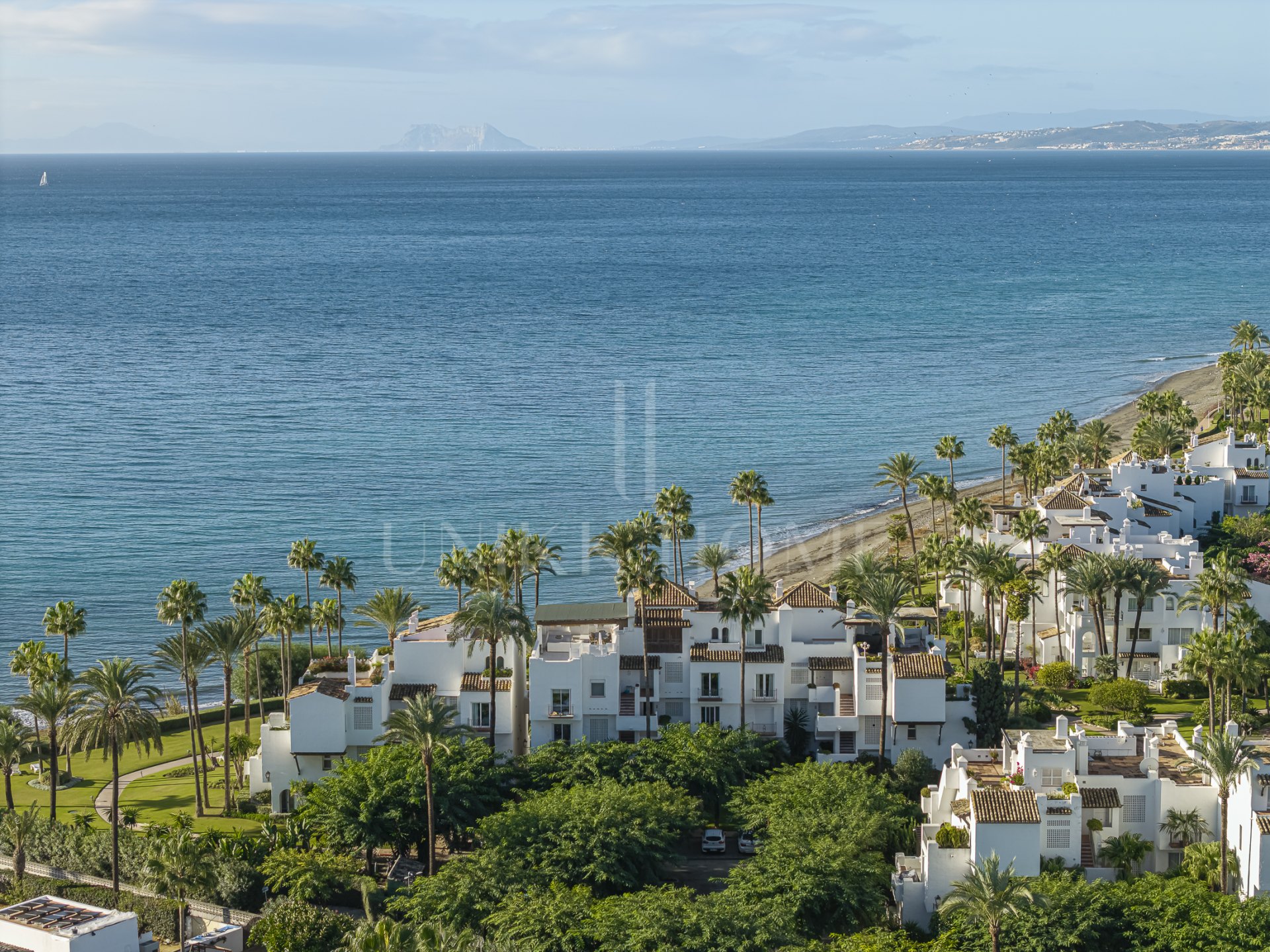 Absolute frontline beach ground floor residence with direct Mediterranean views - Alcazaba Beach