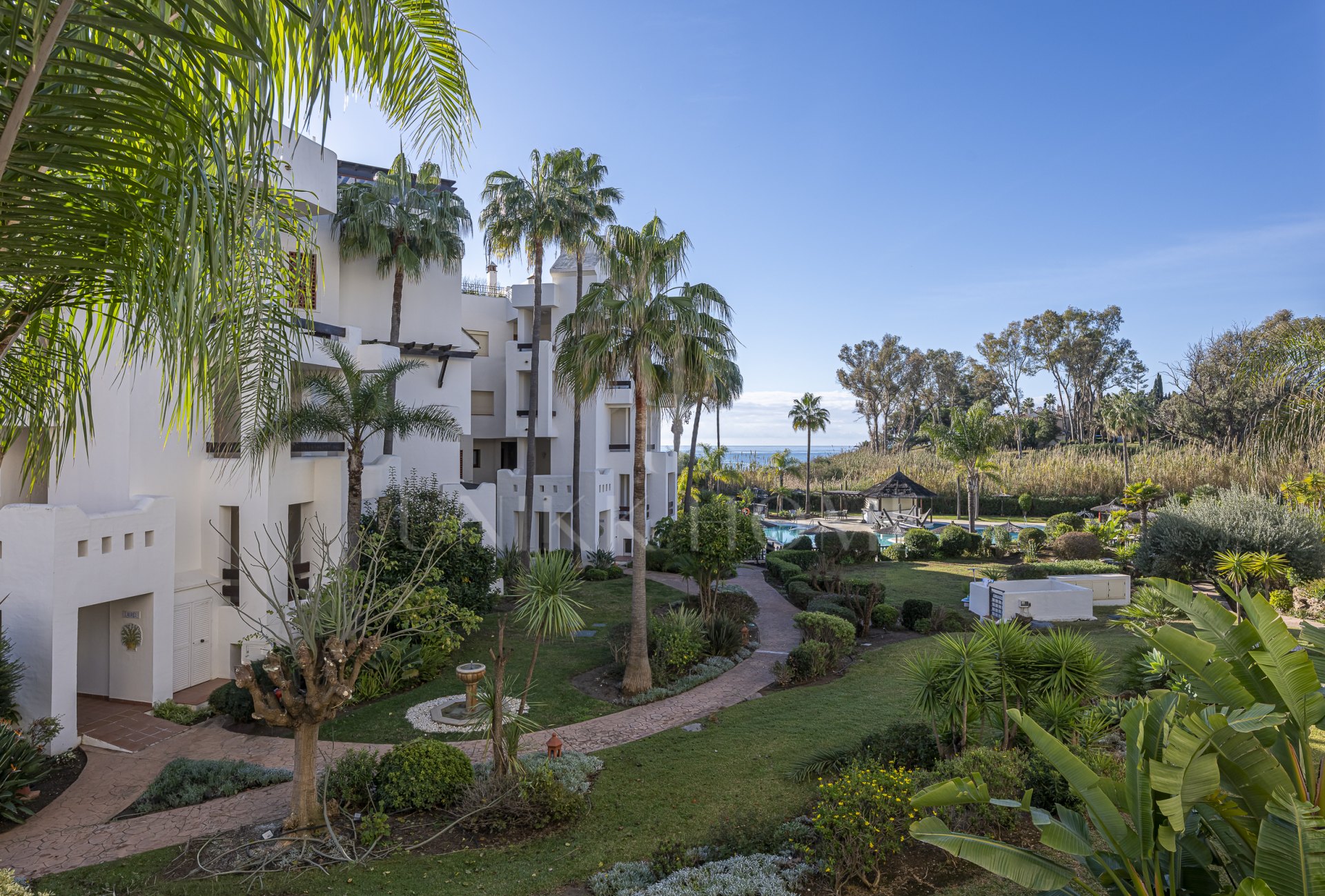 Fully renovated and furnished beachfront apartment - Bahia el Velerin - New Golden Mile