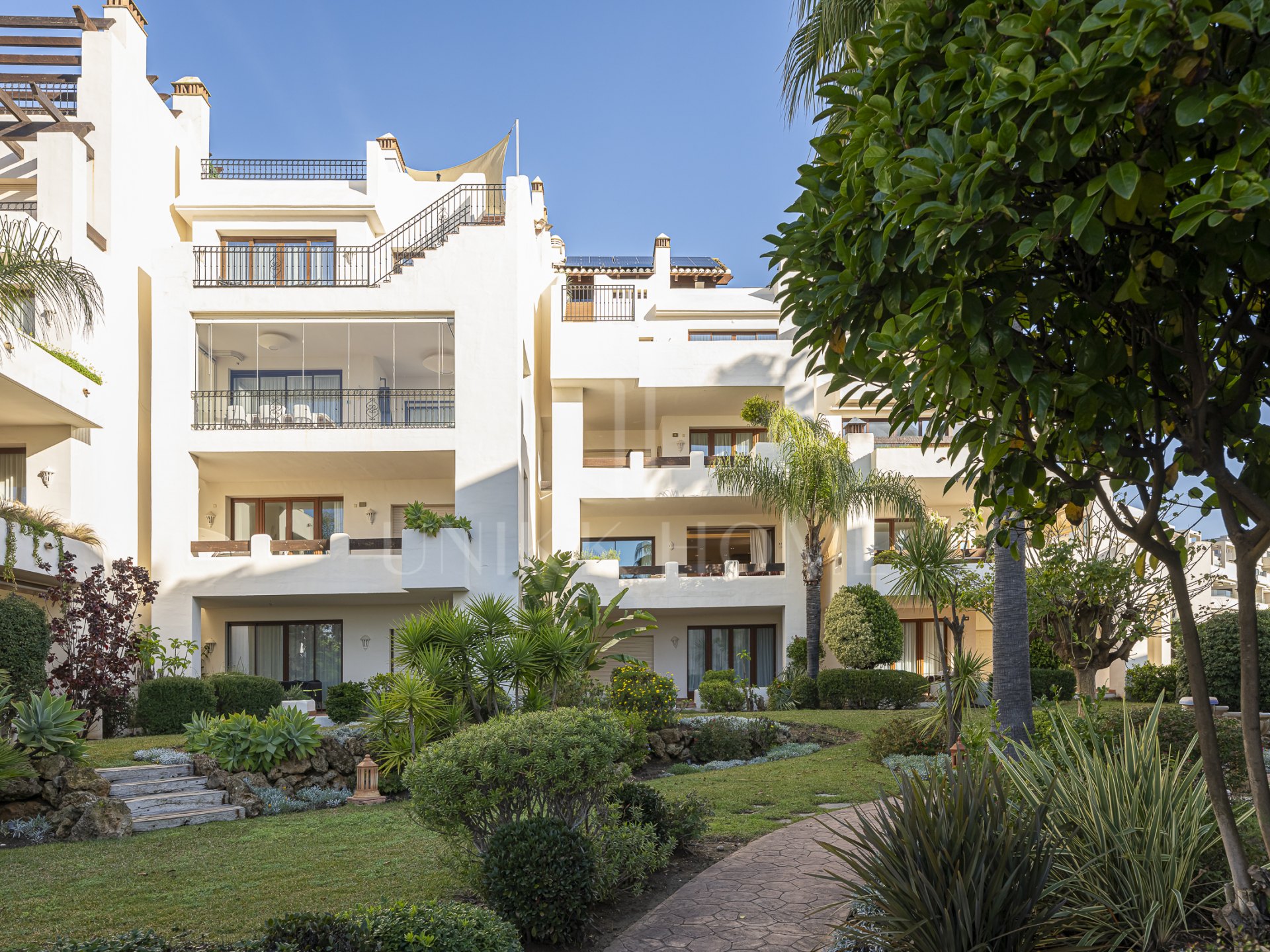 Fully renovated and furnished beachfront apartment - Bahia el Velerin - New Golden Mile