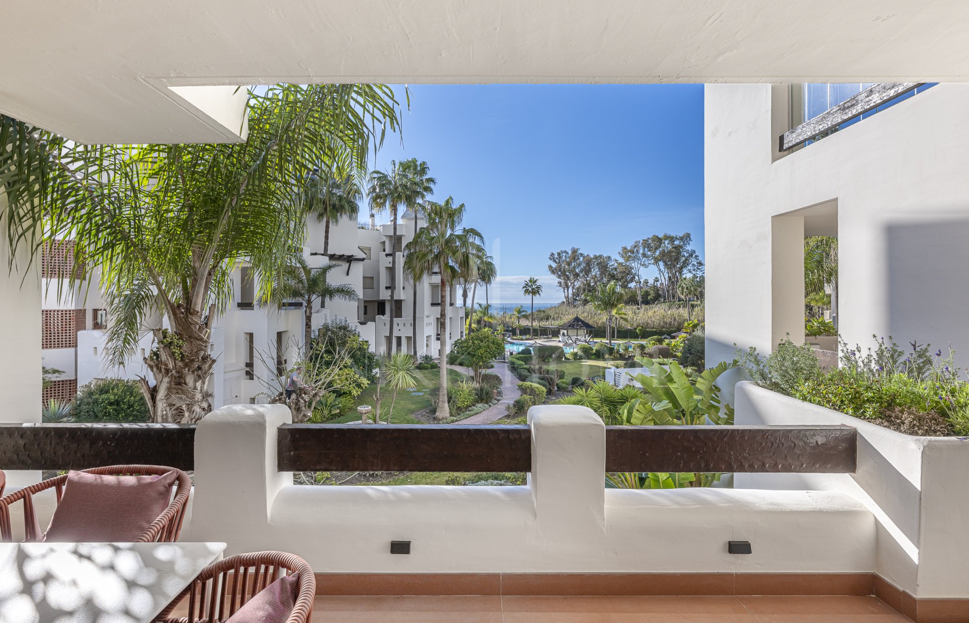 Fully renovated and furnished beachfront apartment - Bahia el Velerin - New Golden Mile