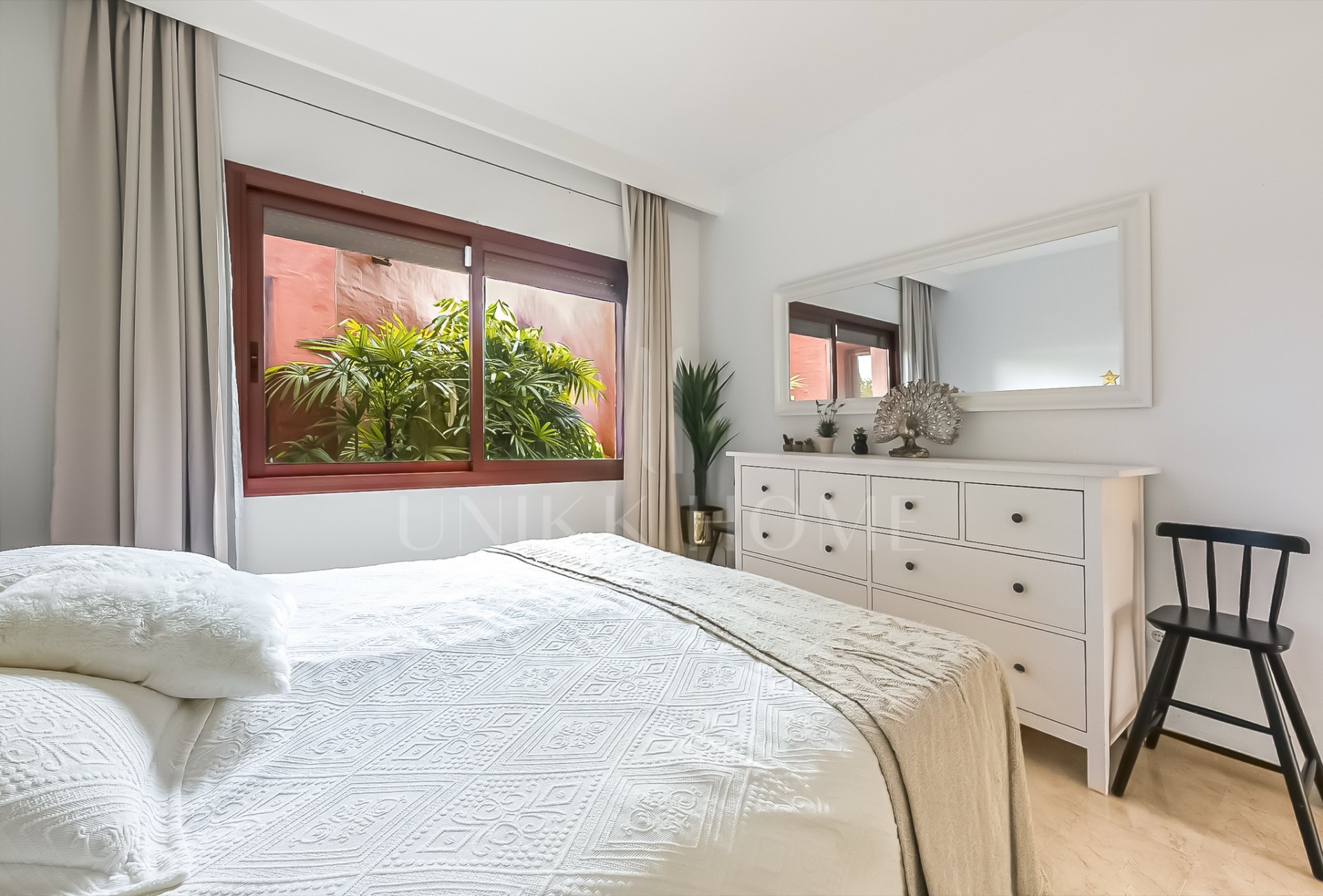 Exclusivo apartamento en planta baja con jardín privado en Menara Beach, Estepona