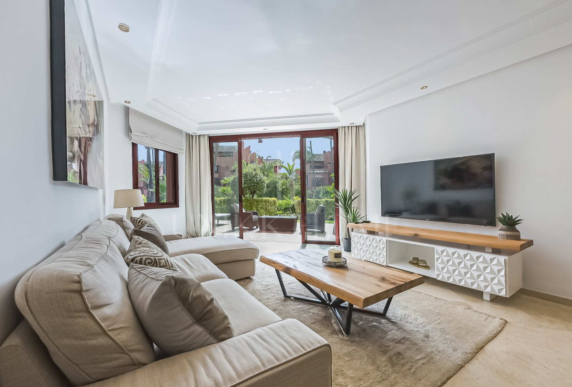 Exclusivo apartamento en planta baja con jardín privado en Menara Beach, Estepona