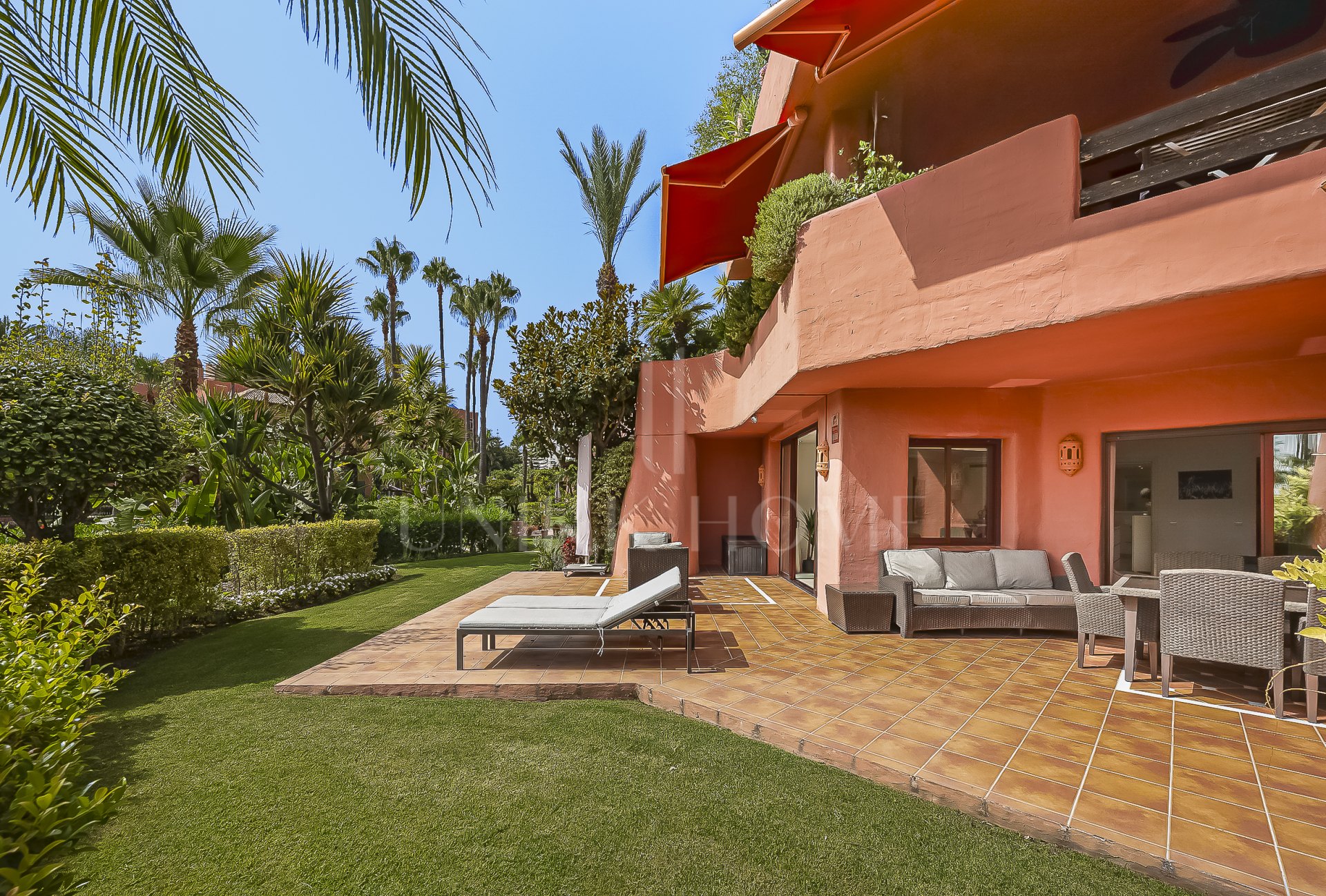 Exclusivo apartamento en planta baja con jardín privado en Menara Beach, Estepona