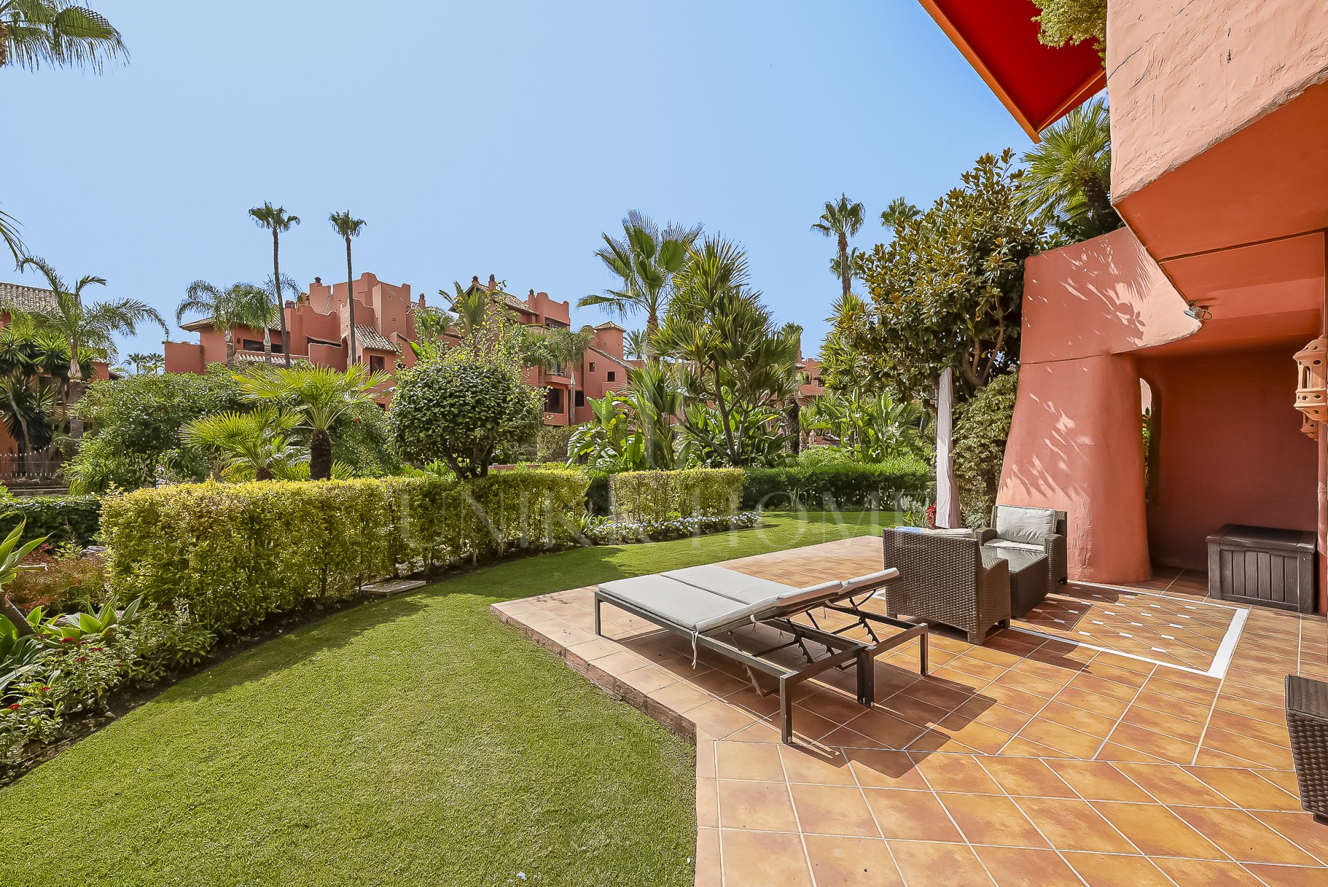 Exclusivo apartamento en planta baja con jardín privado en Menara Beach, Estepona