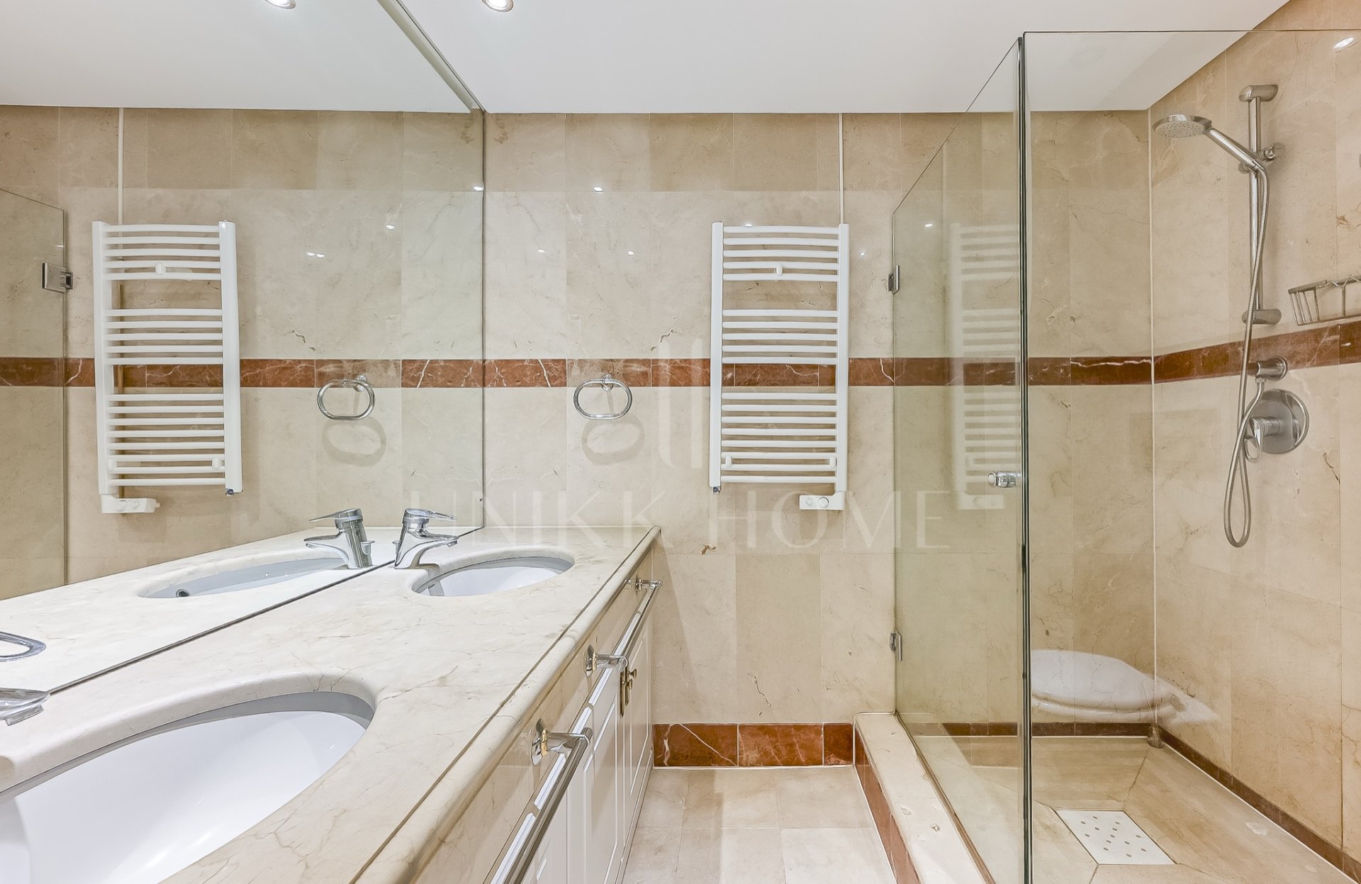Exclusivo apartamento en planta baja con jardín privado en Menara Beach, Estepona
