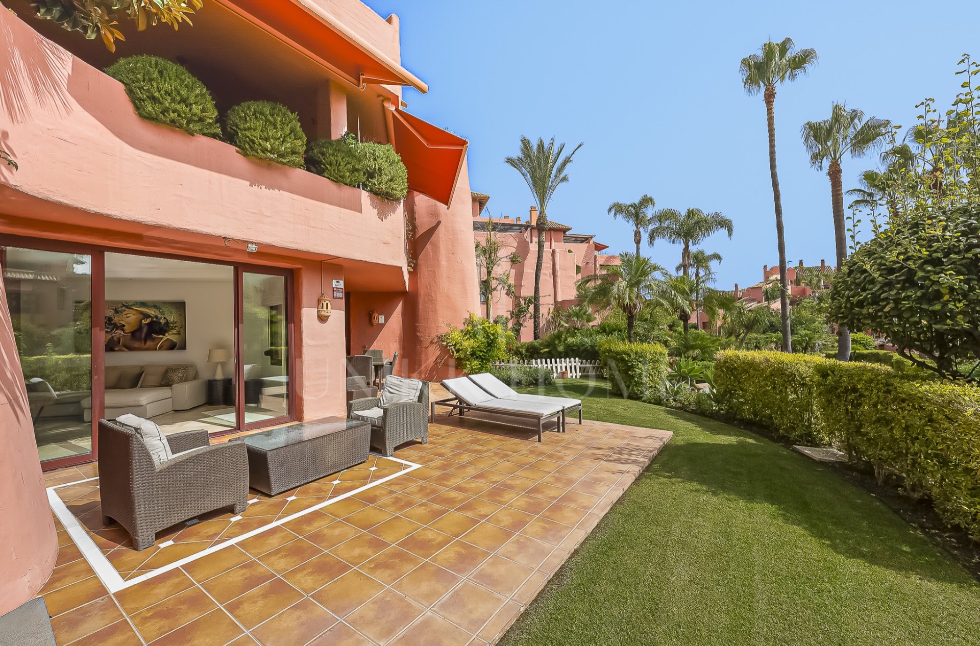 Exclusivo apartamento en planta baja con jardín privado en Menara Beach, Estepona