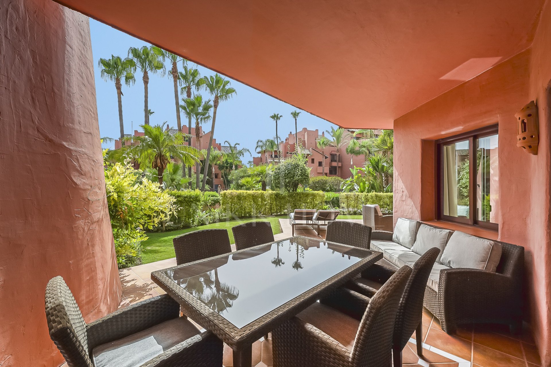 Exclusivo apartamento en planta baja con jardín privado en Menara Beach, Estepona