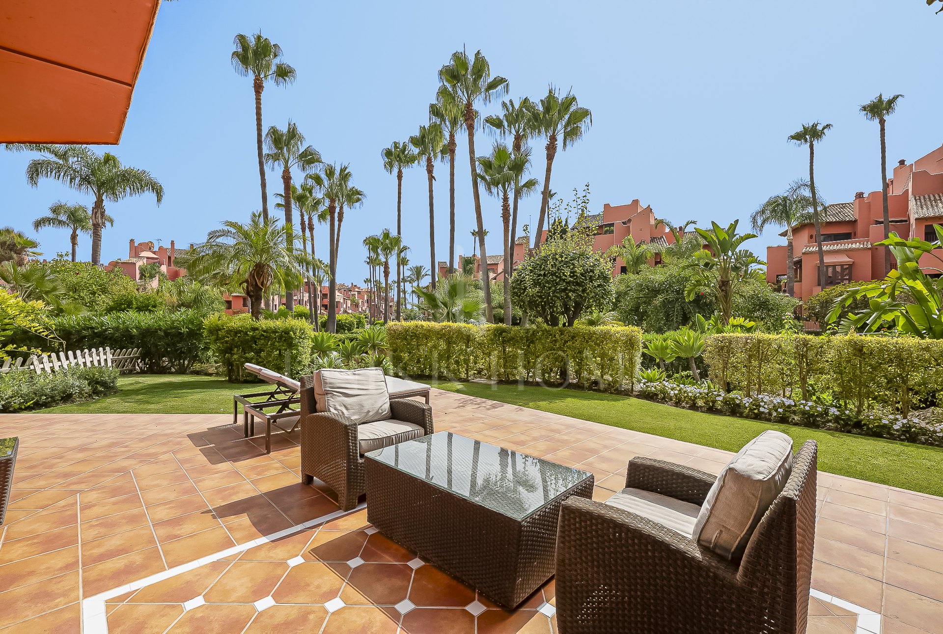 Exclusivo apartamento en planta baja con jardín privado en Menara Beach, Estepona