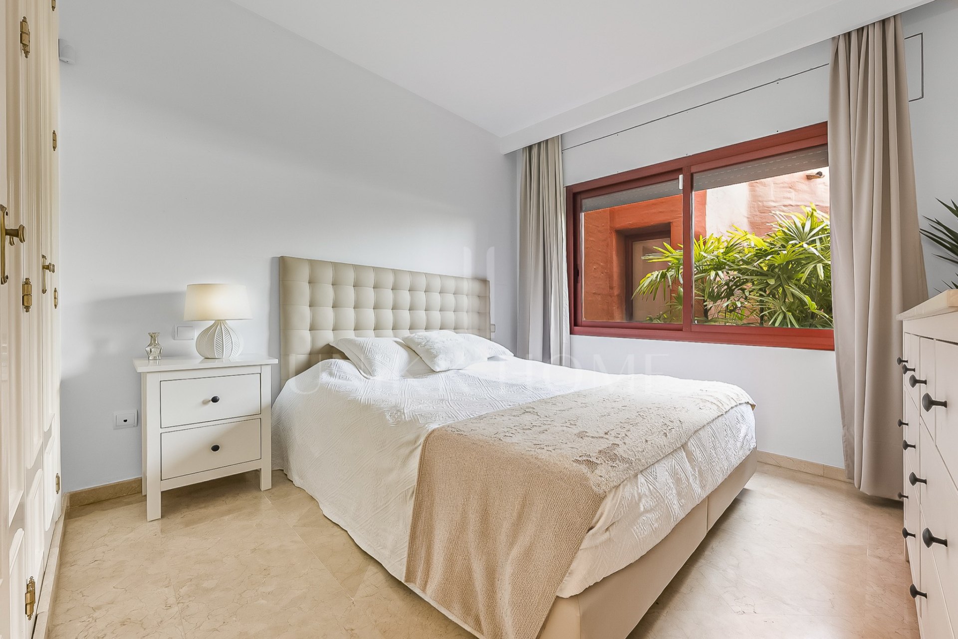 Exclusivo apartamento en planta baja con jardín privado en Menara Beach, Estepona