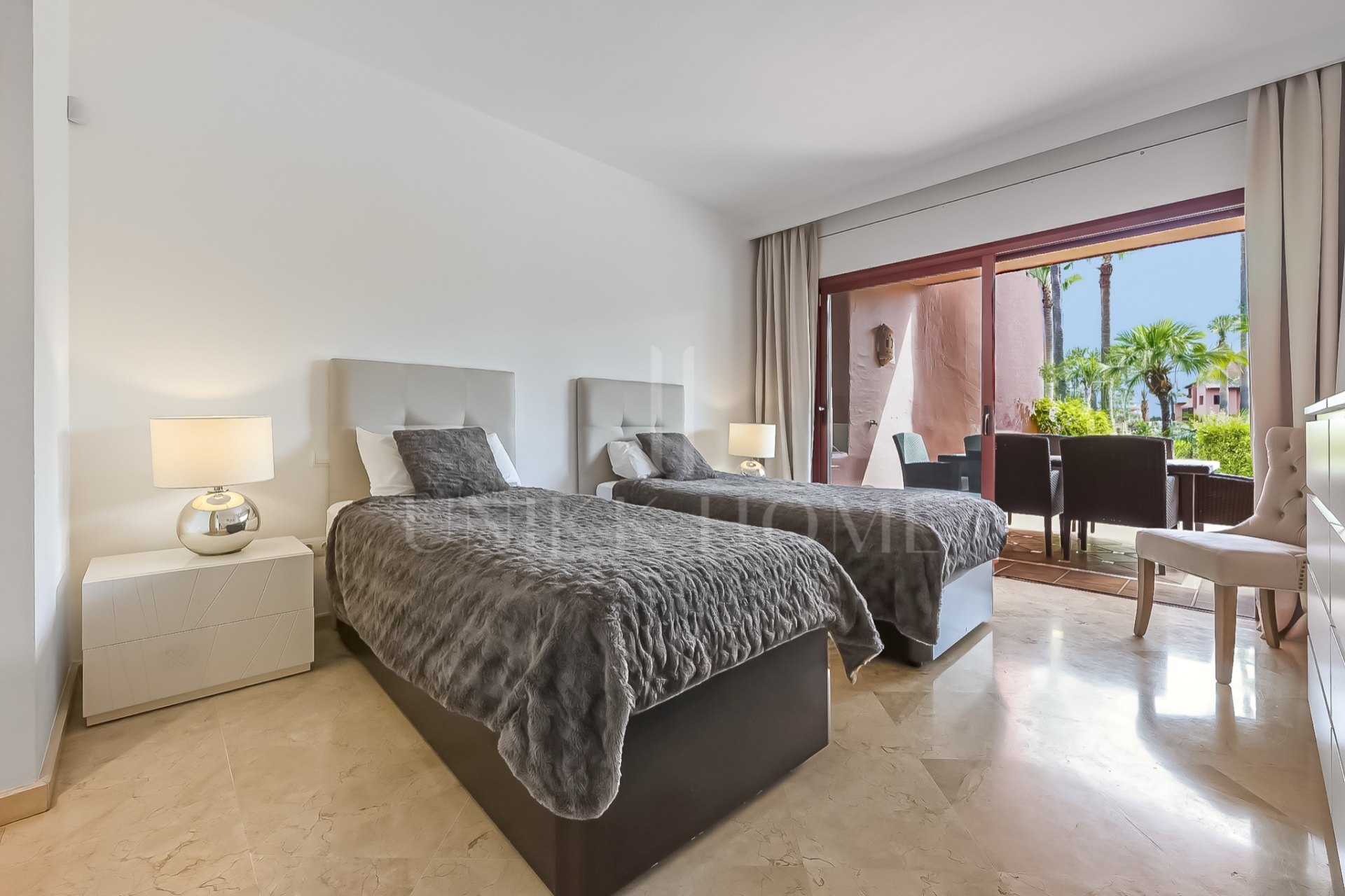 Exclusivo apartamento en planta baja con jardín privado en Menara Beach, Estepona