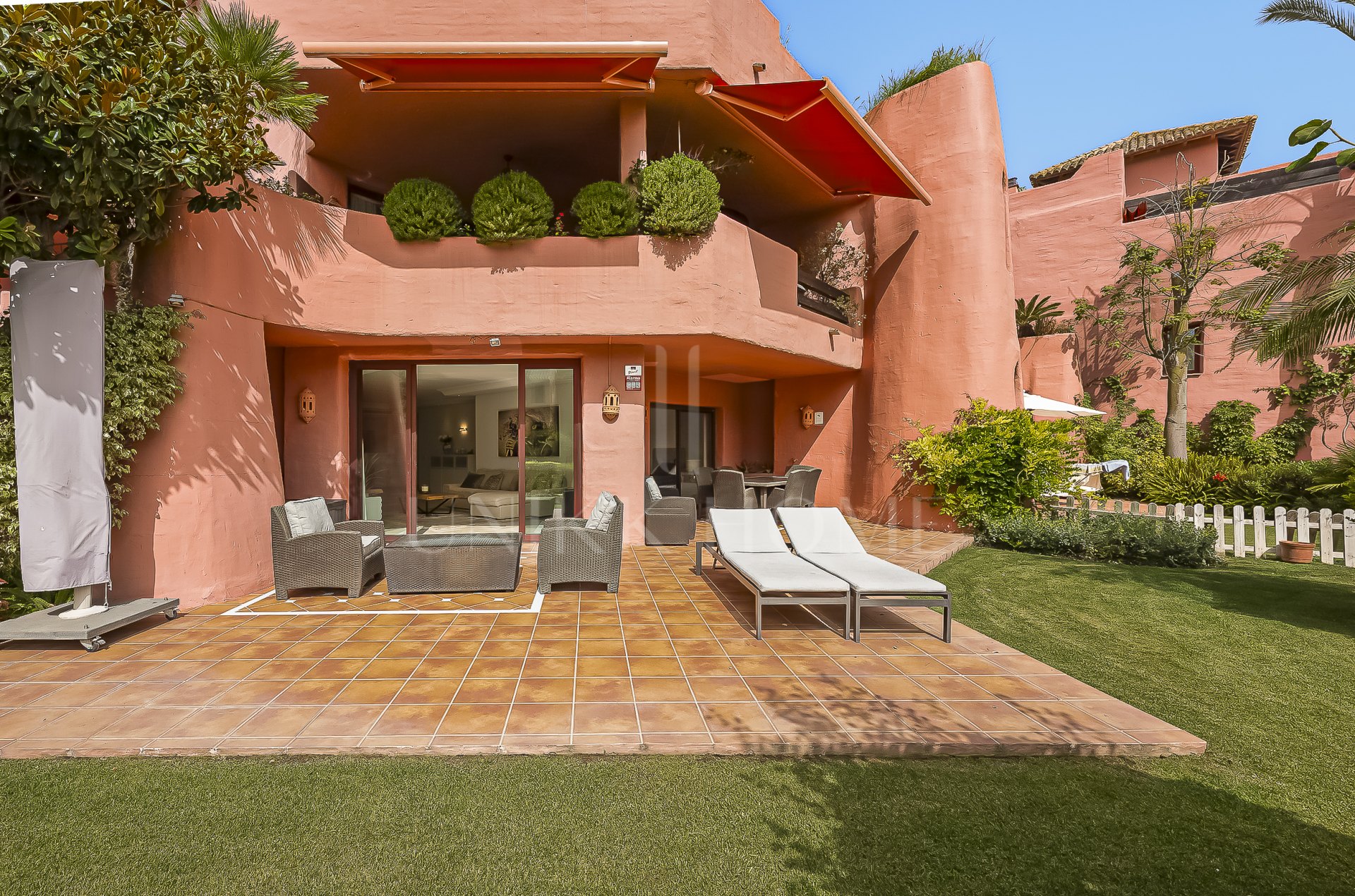 Exclusivo apartamento en planta baja con jardín privado en Menara Beach, Estepona