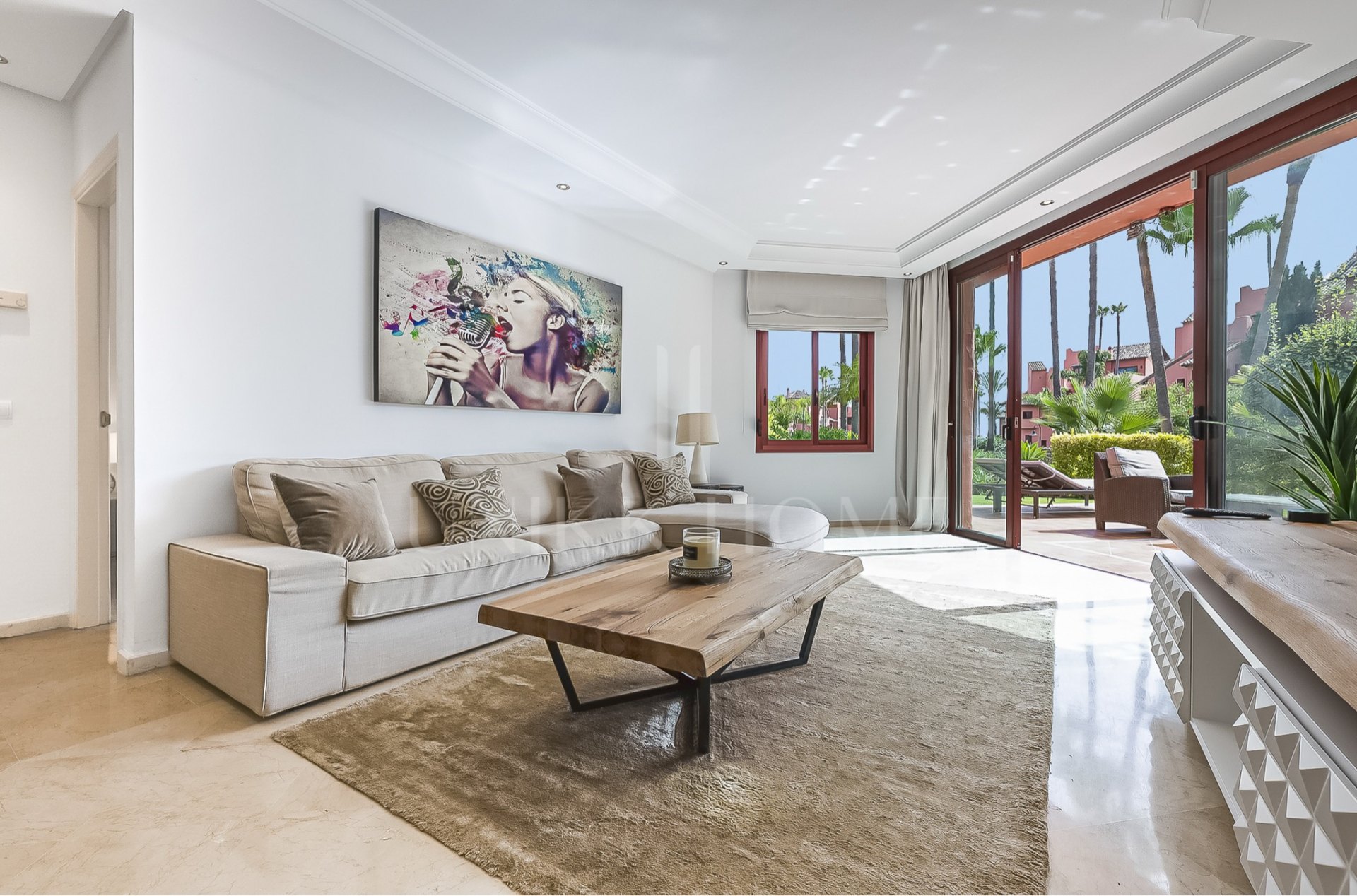 Exclusivo apartamento en planta baja con jardín privado en Menara Beach, Estepona