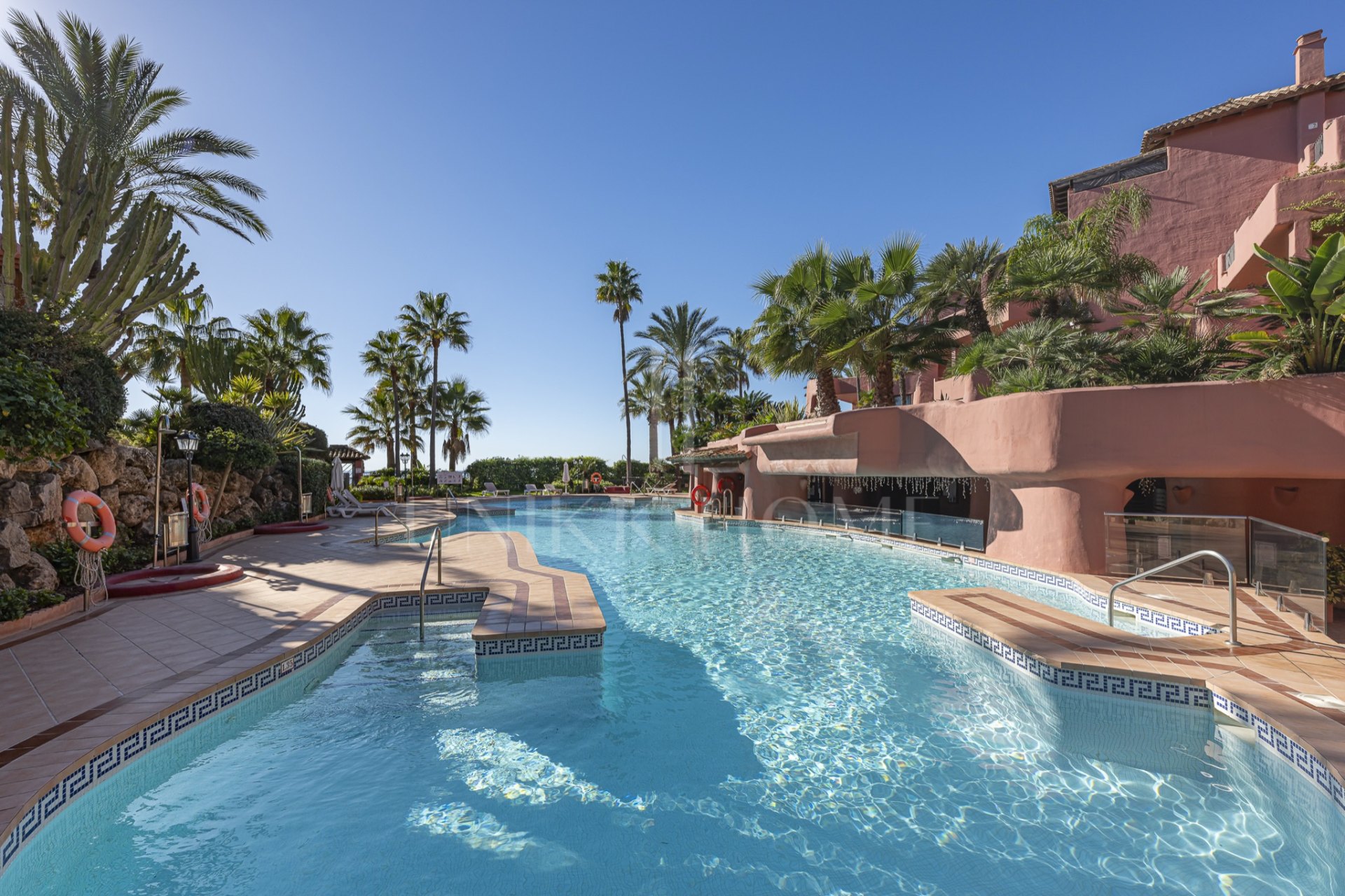 Exclusivo apartamento en planta baja con jardín privado en Menara Beach, Estepona