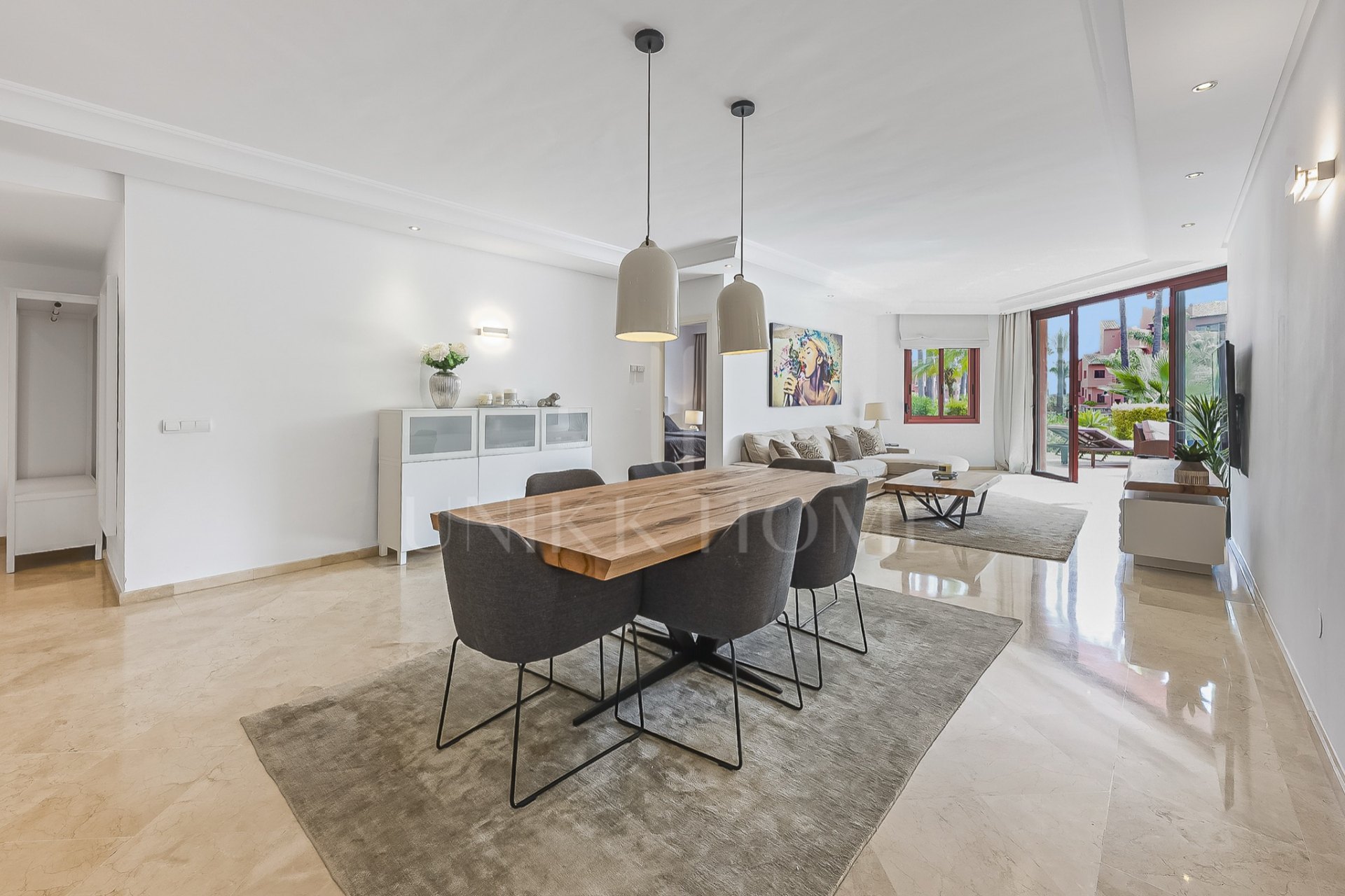 Exclusivo apartamento en planta baja con jardín privado en Menara Beach, Estepona